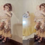 Hình ảnh bé gái và búp bê trước và sau khi AI Picsart phục hồi, làm mịn khuôn mặt