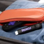 Hình ảnh cận cảnh các thiết bị Roku Streaming Stick và Streaming Stick Plus mới trong bao bì, minh họa kích thước nhỏ gọn và tính di động của sản phẩm.