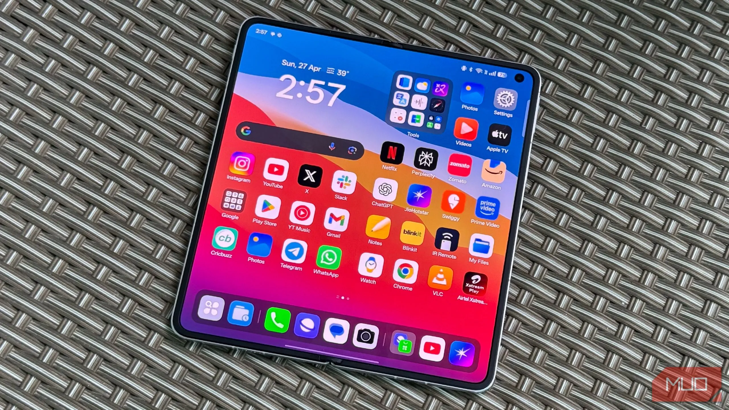 Hình ảnh cận cảnh Oppo Find N5 màu bạc khi gập, làm nổi bật thiết kế mỏng nhẹ