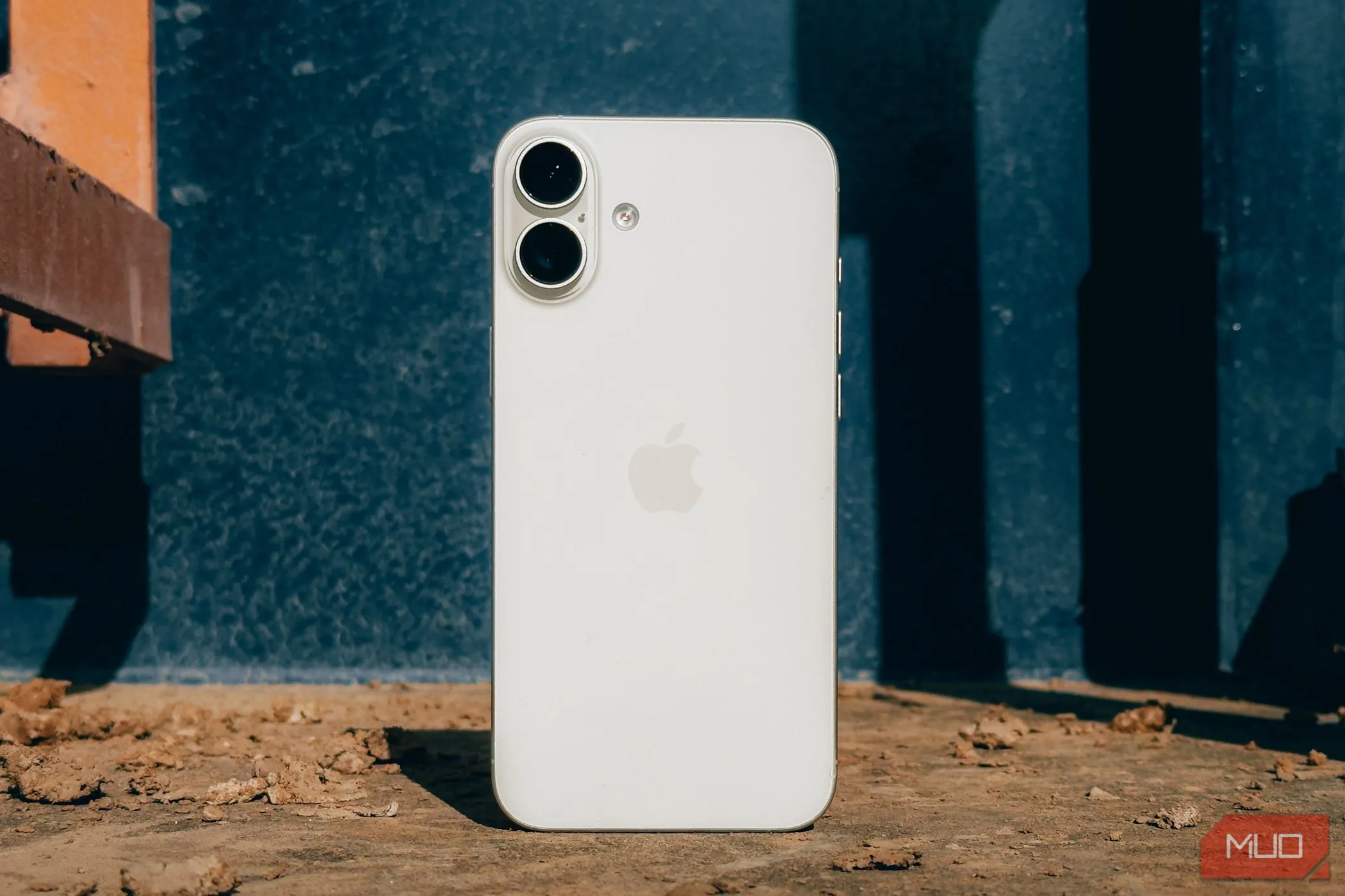 Hình ảnh chiếc iPhone đứng thẳng trên vỉa hè, tượng trưng cho iPhone bị mất hoặc đánh cắp.