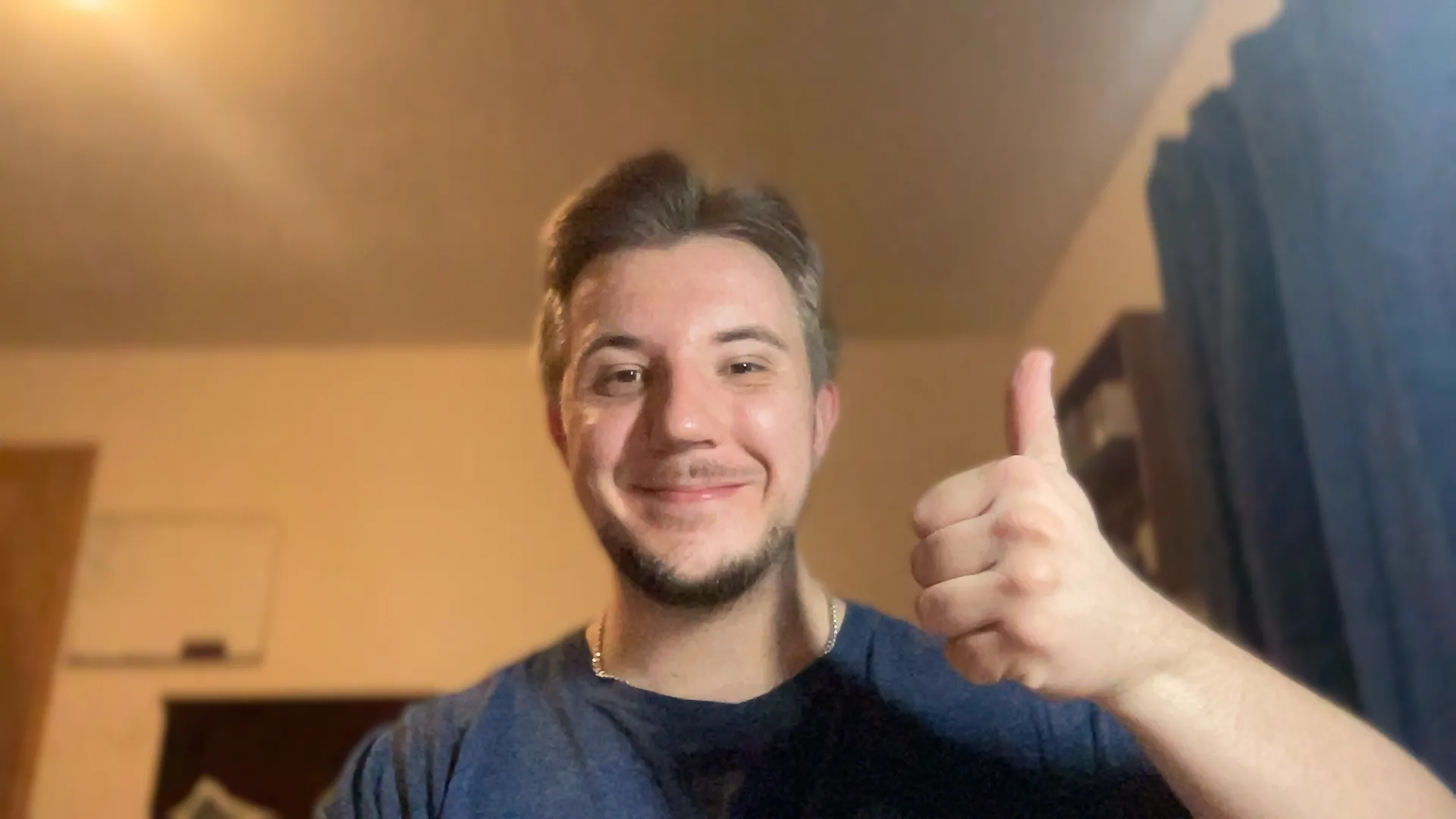 Hình ảnh cuộc gọi với nền được làm mờ tự nhiên bằng Portrait Mode trên MacBook, chất lượng cao hơn.