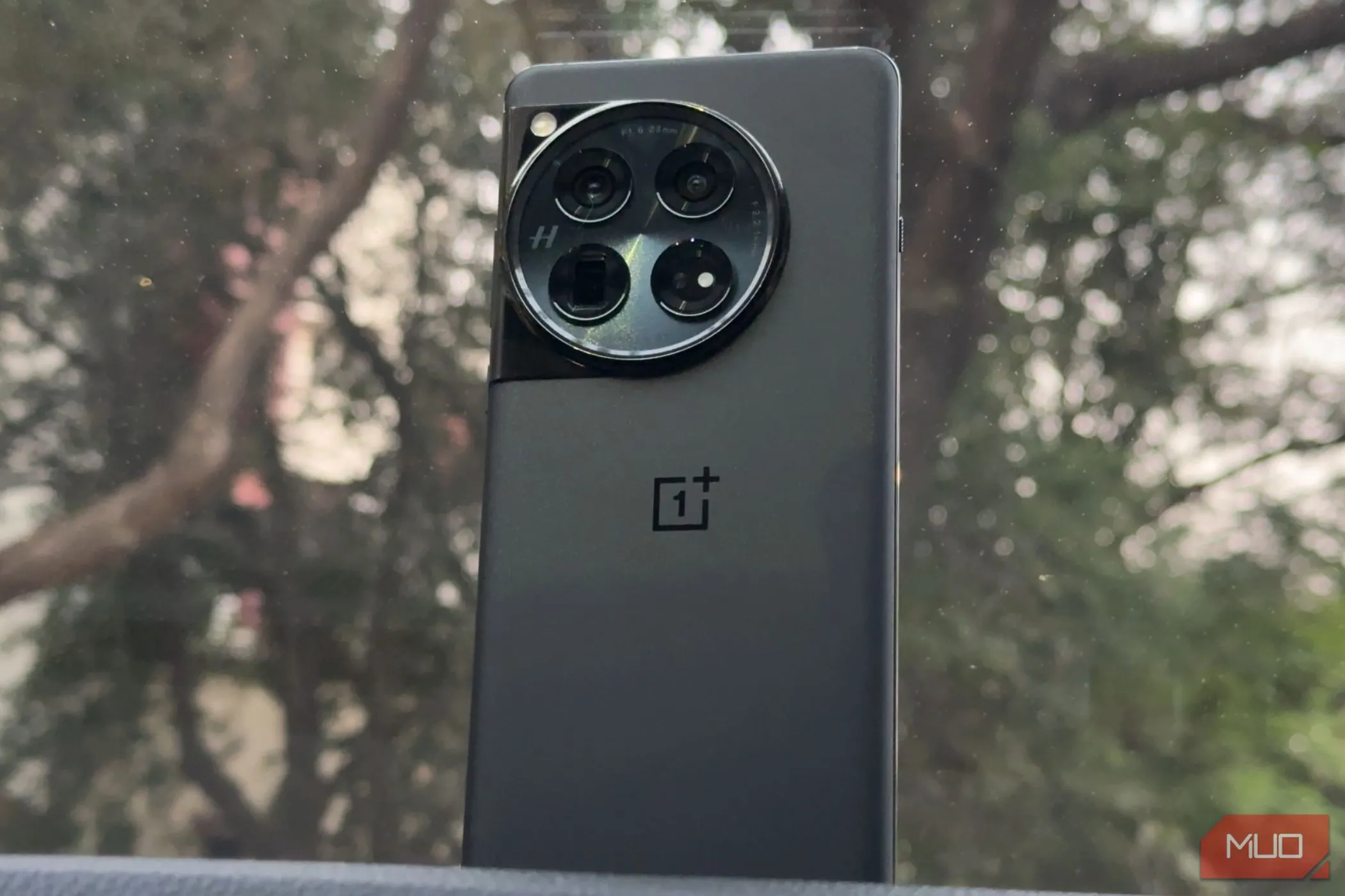 Hình ảnh điện thoại OnePlus 12 màu đen trên bảng điều khiển ô tô