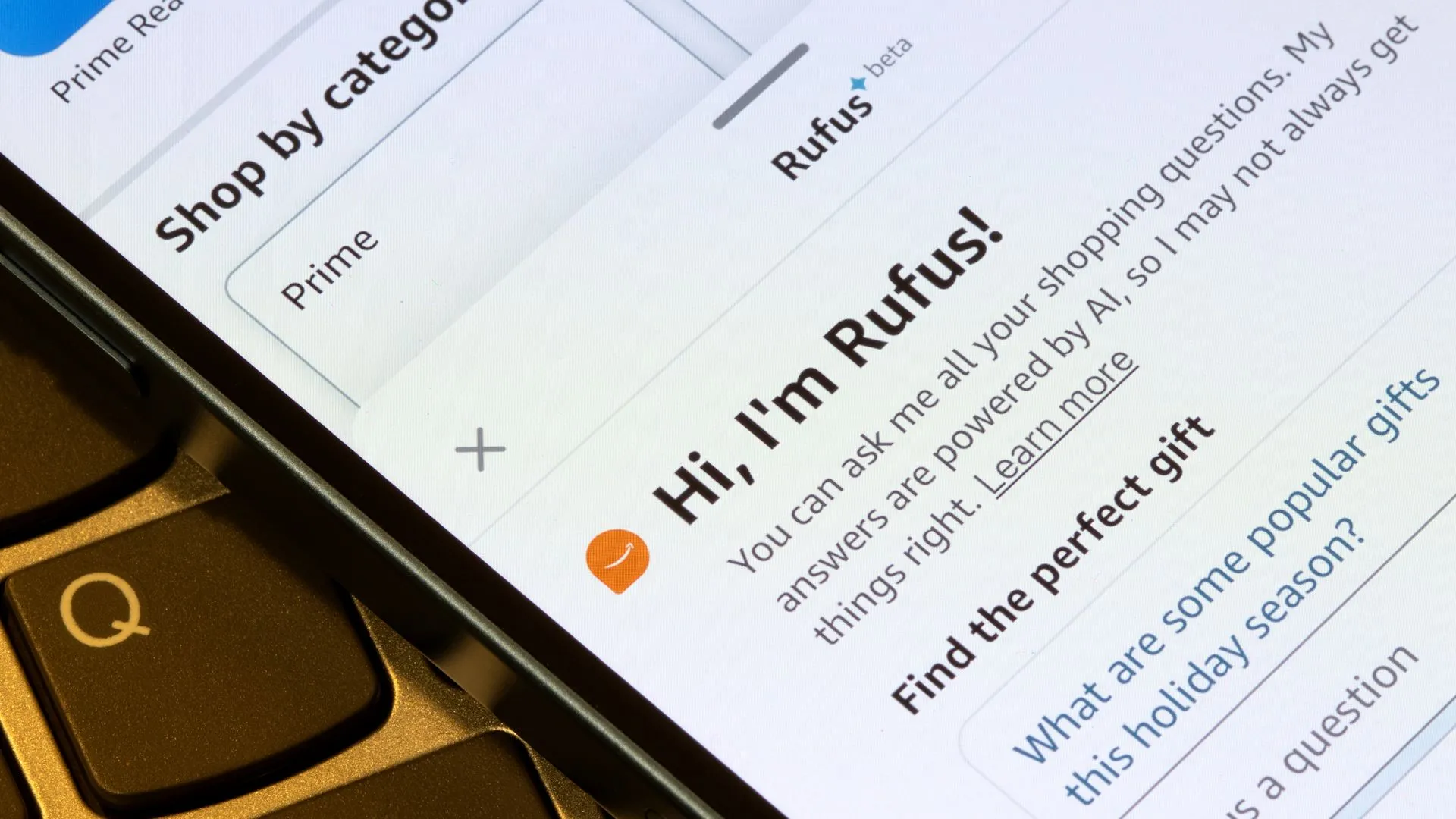 Hình ảnh giao diện chatbot AI Rufus trên ứng dụng mua sắm Amazon, minh họa công cụ AI hỗ trợ khách hàng tìm kiếm sản phẩm