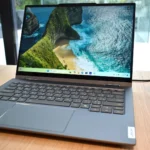 Hình ảnh laptop Lenovo Yoga Solar PC với tấm pin năng lượng mặt trời trên nắp tại MWC 2025