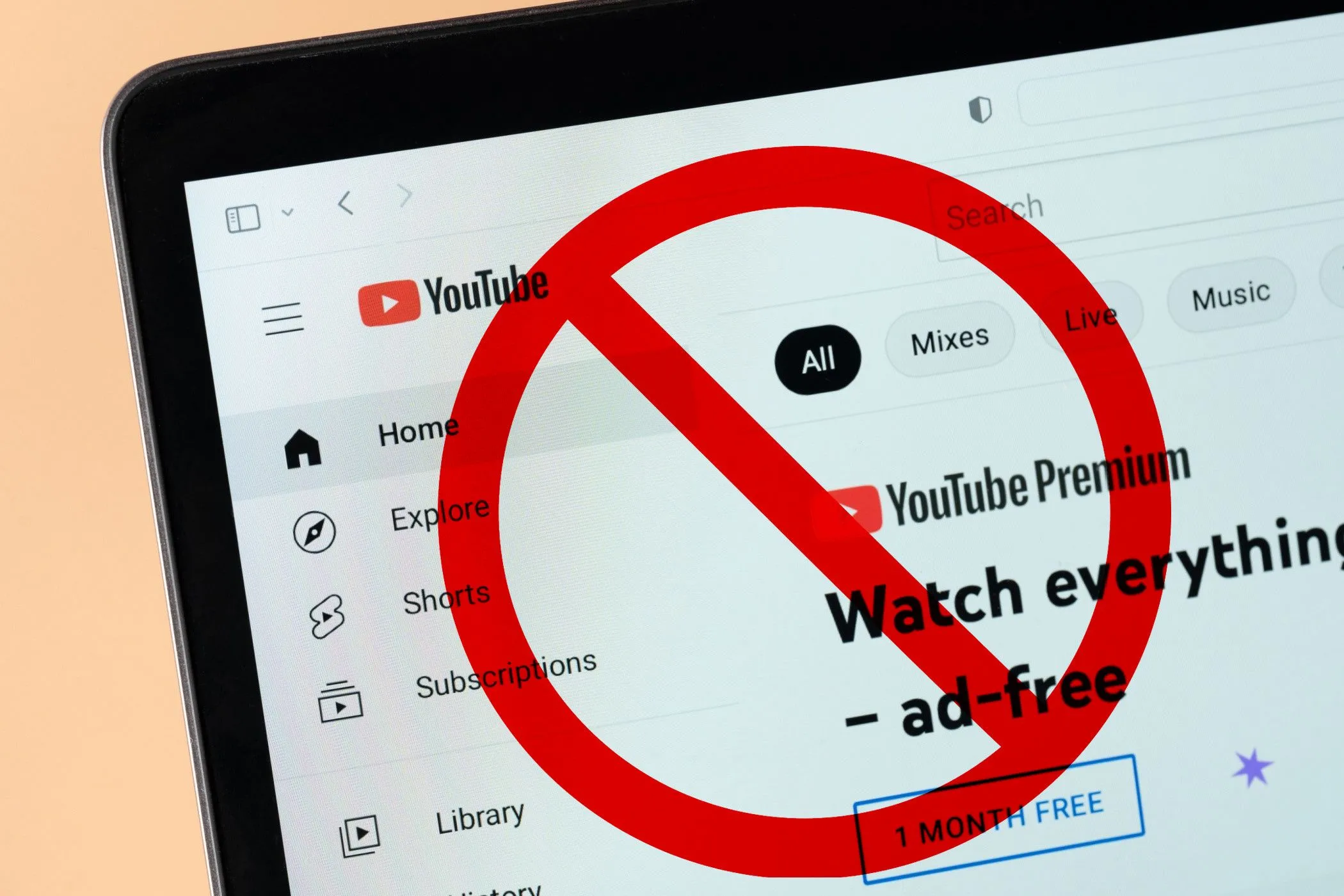 Hình ảnh màn hình YouTube Premium trên laptop với biểu tượng lỗi màu đỏ, minh họa cho việc thanh toán không thành công khi sử dụng VPN để mua YouTube Premium giá rẻ.