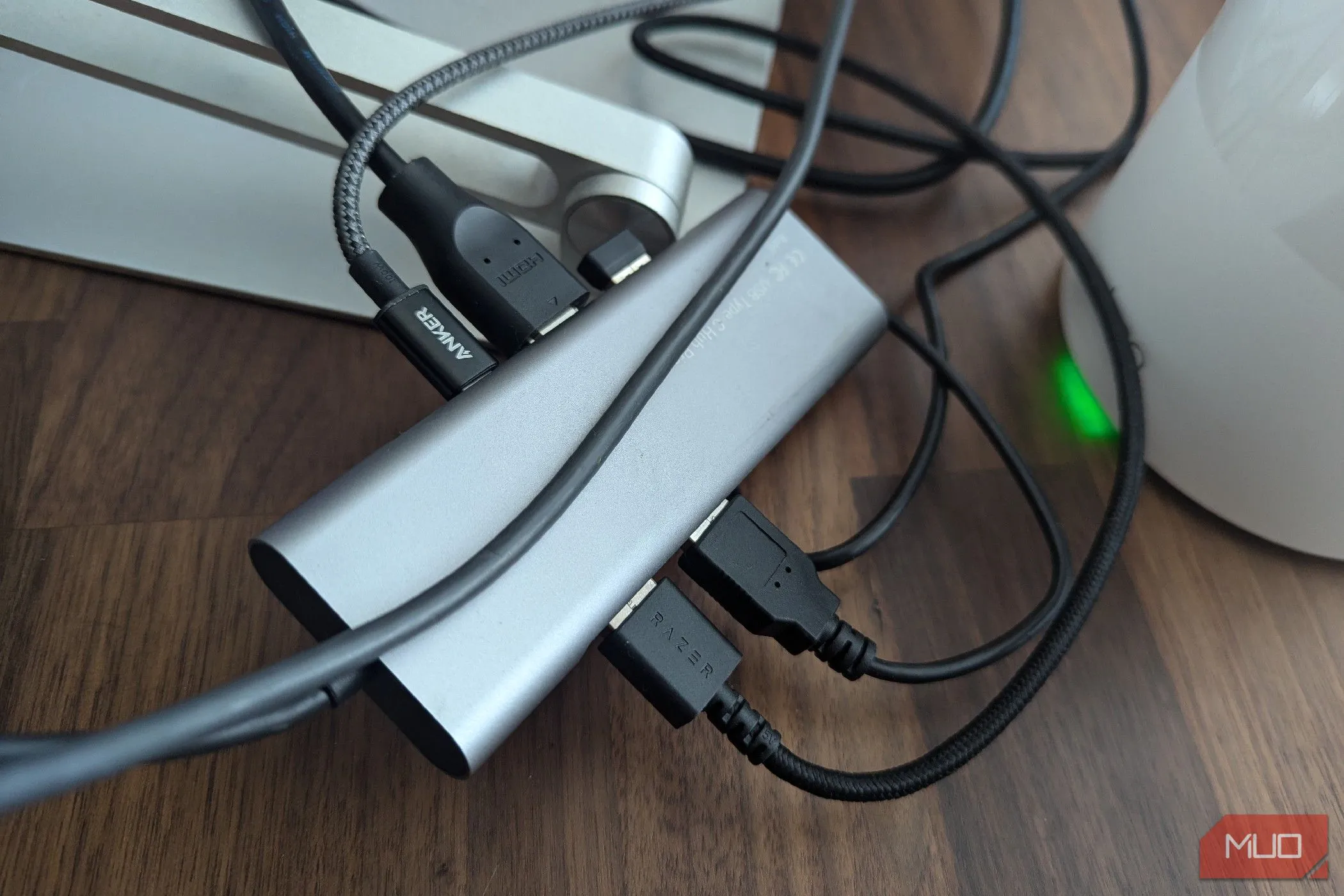 Hình ảnh minh họa dock USB-C nằm ngang với nhiều dây cáp kết nối, tạo sự lộn xộn trên bàn làm việc.
