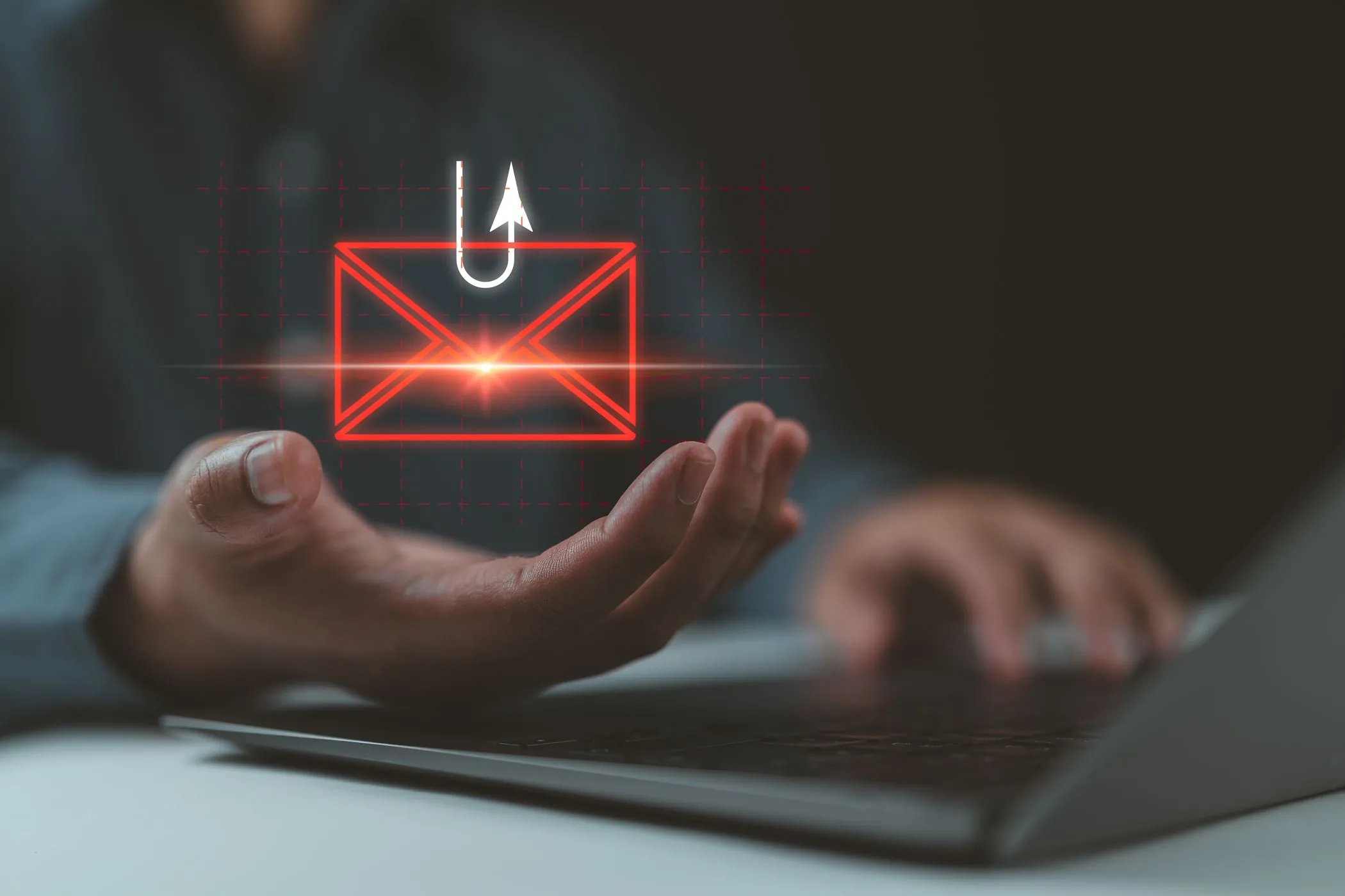 Hình ảnh minh họa email lừa đảo tuyển dụng với biểu tượng phong bì, tin nhắn và móc câu bên cạnh máy tính xách tay, cảnh báo nguy cơ smishing và phishing.