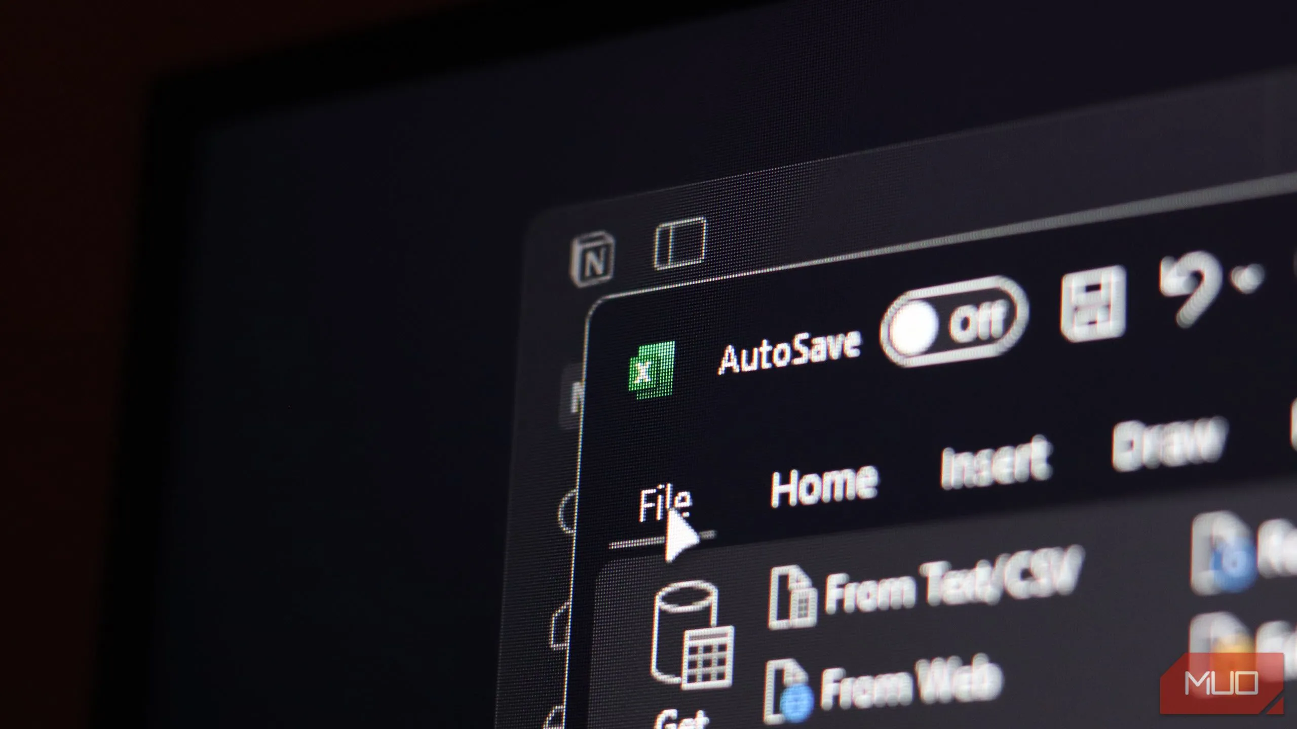 Hình ảnh minh họa ứng dụng Notion và Excel cùng mở trên màn hình máy tính Windows 11, tượng trưng cho sự kết hợp công cụ quản lý năng suất