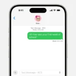 Hình ảnh mô phỏng tin nhắn RCS trên iPhone 15 chạy iOS 18, minh họa giao diện tin nhắn xanh lá cây giữa iPhone và Android.