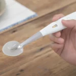 Hình ảnh muỗng điện tử Kirin Electric Salt Spoon với thiết kế hiện đại trên bàn ăn