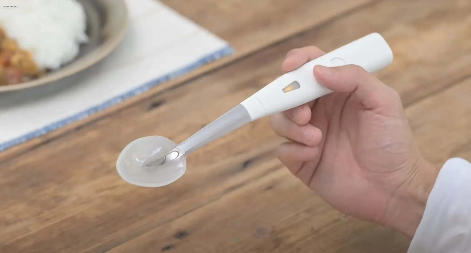 Hình ảnh muỗng điện tử Kirin Electric Salt Spoon với thiết kế hiện đại trên bàn ăn