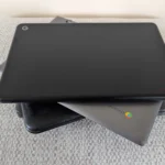 Hình ảnh nhiều chiếc Chromebook xếp chồng lên nhau, minh họa sự đa dạng và nhỏ gọn của dòng laptop Chromebook