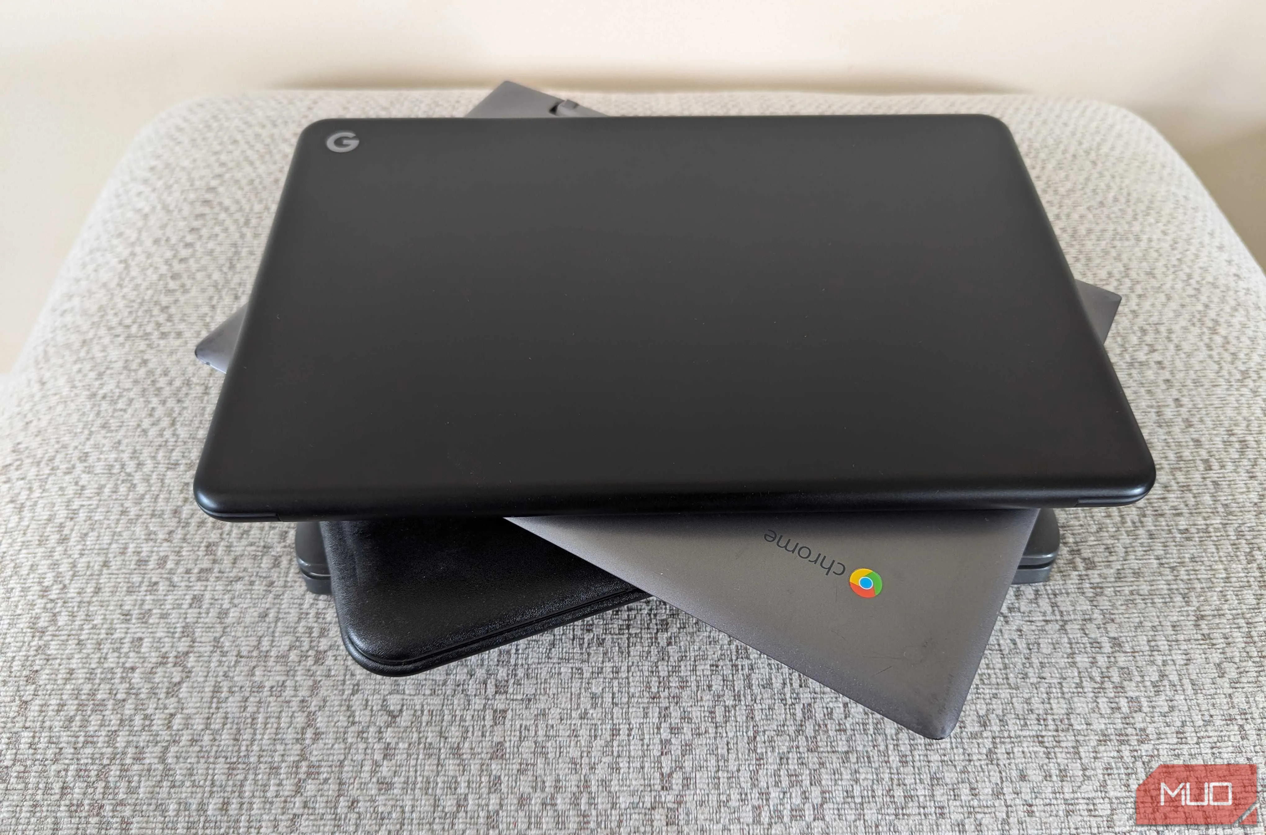 Hình ảnh nhiều chiếc Chromebook xếp chồng lên nhau, minh họa sự đa dạng và nhỏ gọn của dòng laptop Chromebook