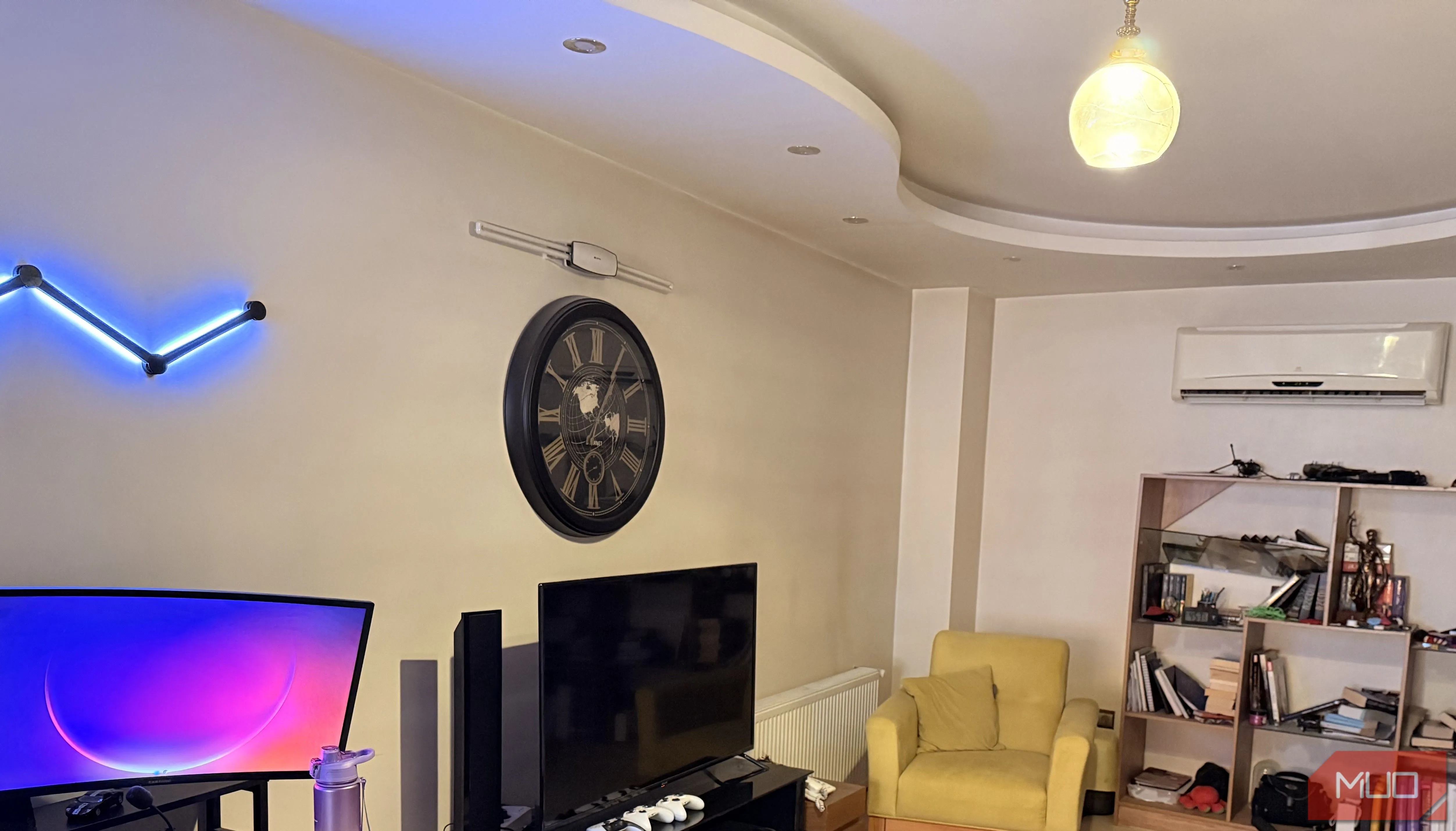 Hình ảnh phòng khách rõ nét, màu sắc sống động sau khi vệ sinh ống kính camera điện thoại.