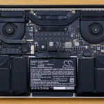 Hình ảnh pin MacBook lộ rõ bên trong, minh họa dung lượng pin nhỏ của laptop mỏng nhẹ