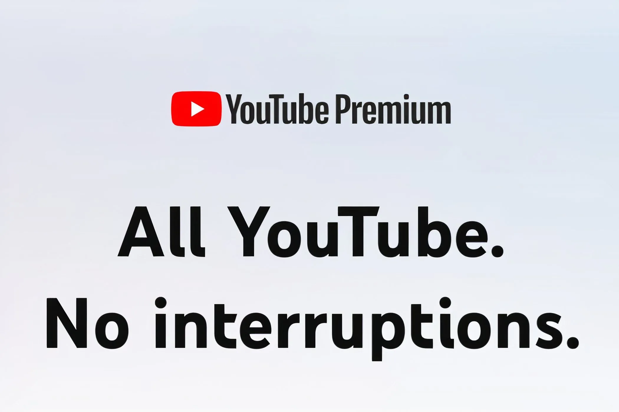 Hình ảnh quảng cáo YouTube Premium nhấn mạnh trải nghiệm xem video không quảng cáo và các tính năng độc quyền.