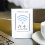 Hình ảnh thể hiện kết nối Wi-Fi trong phòng khách sạn trên laptop
