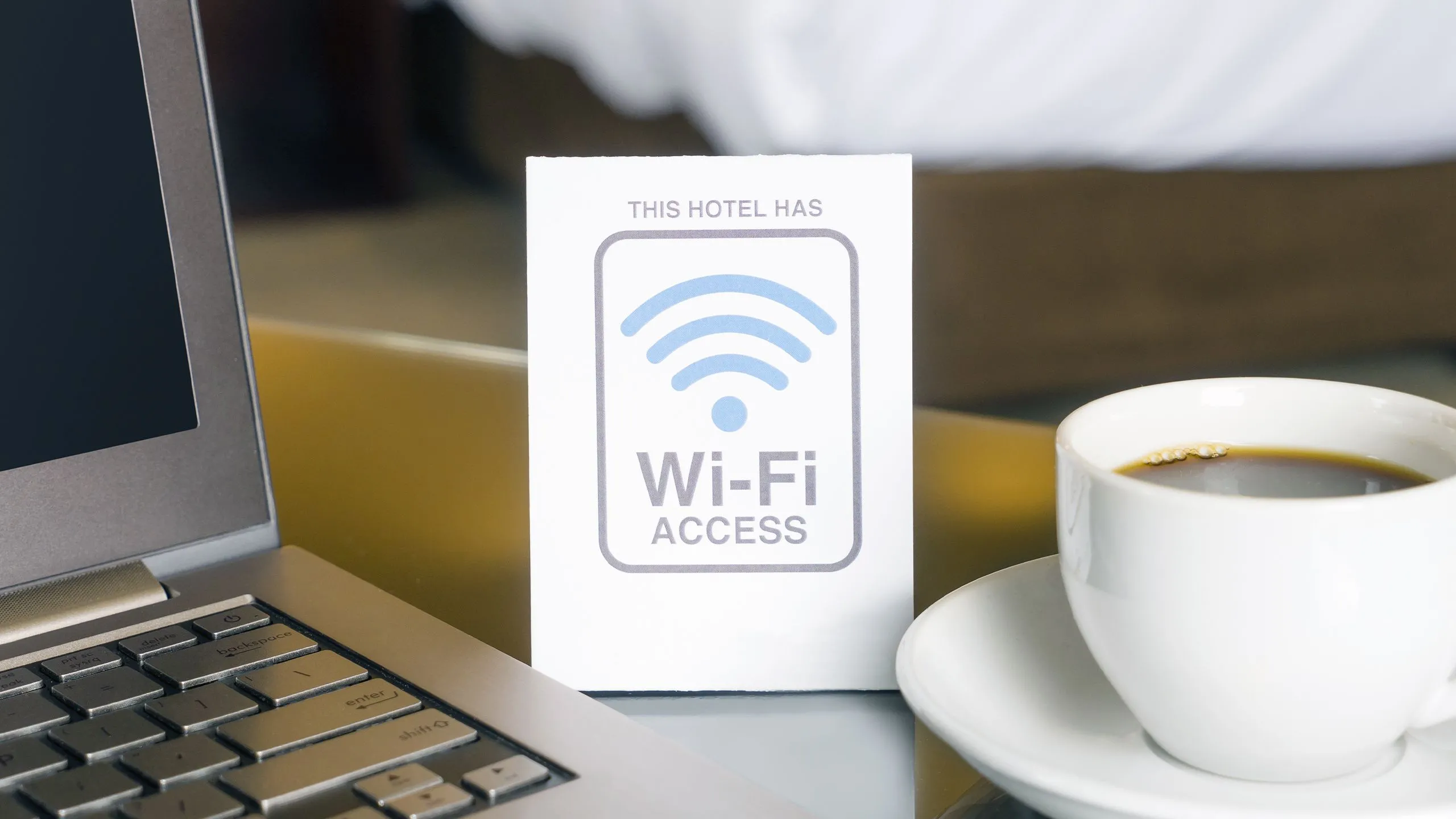Hình ảnh thể hiện kết nối Wi-Fi trong phòng khách sạn trên laptop