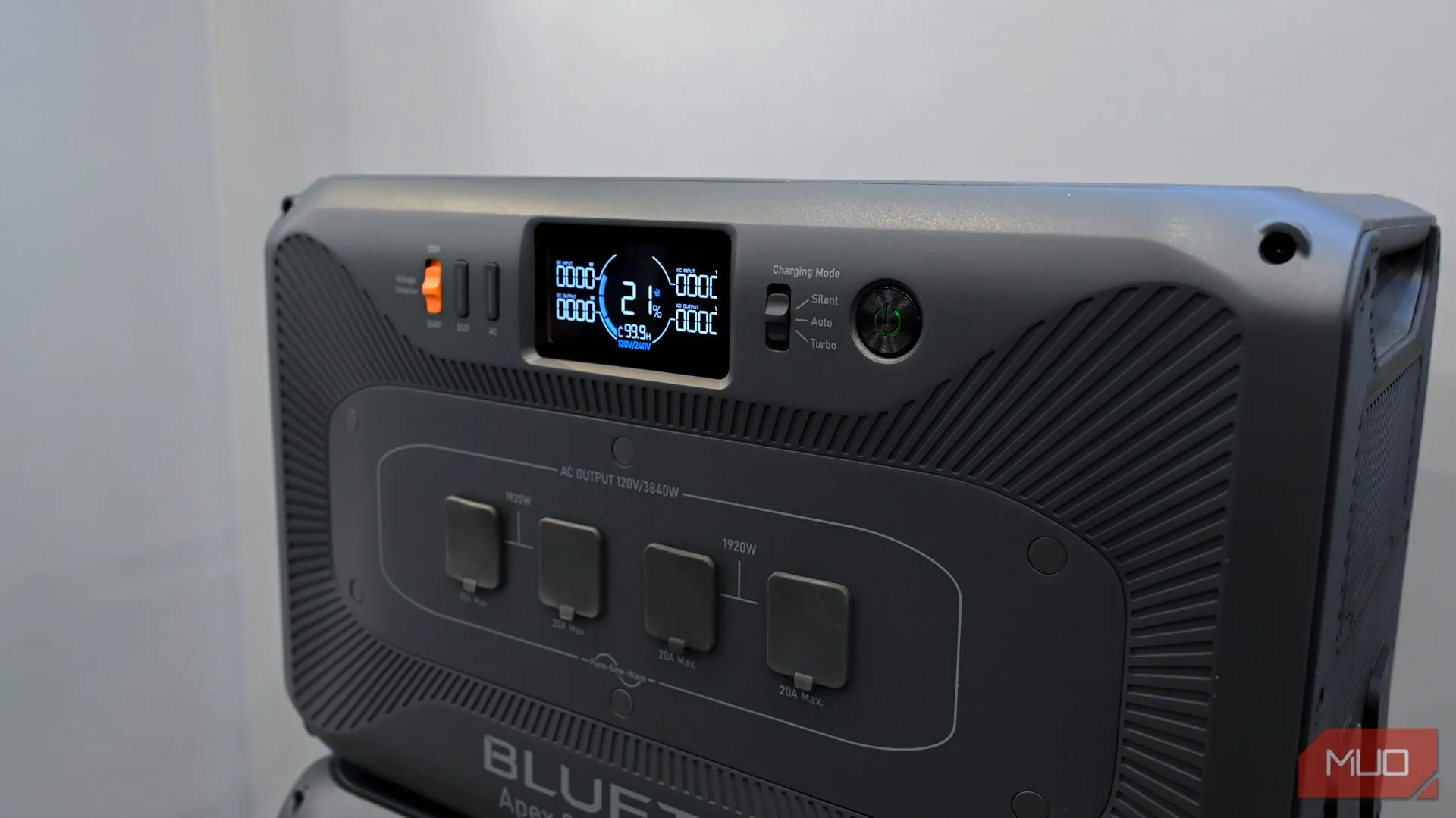 Hình ảnh trạm điện di động Bluetti Apex 300.