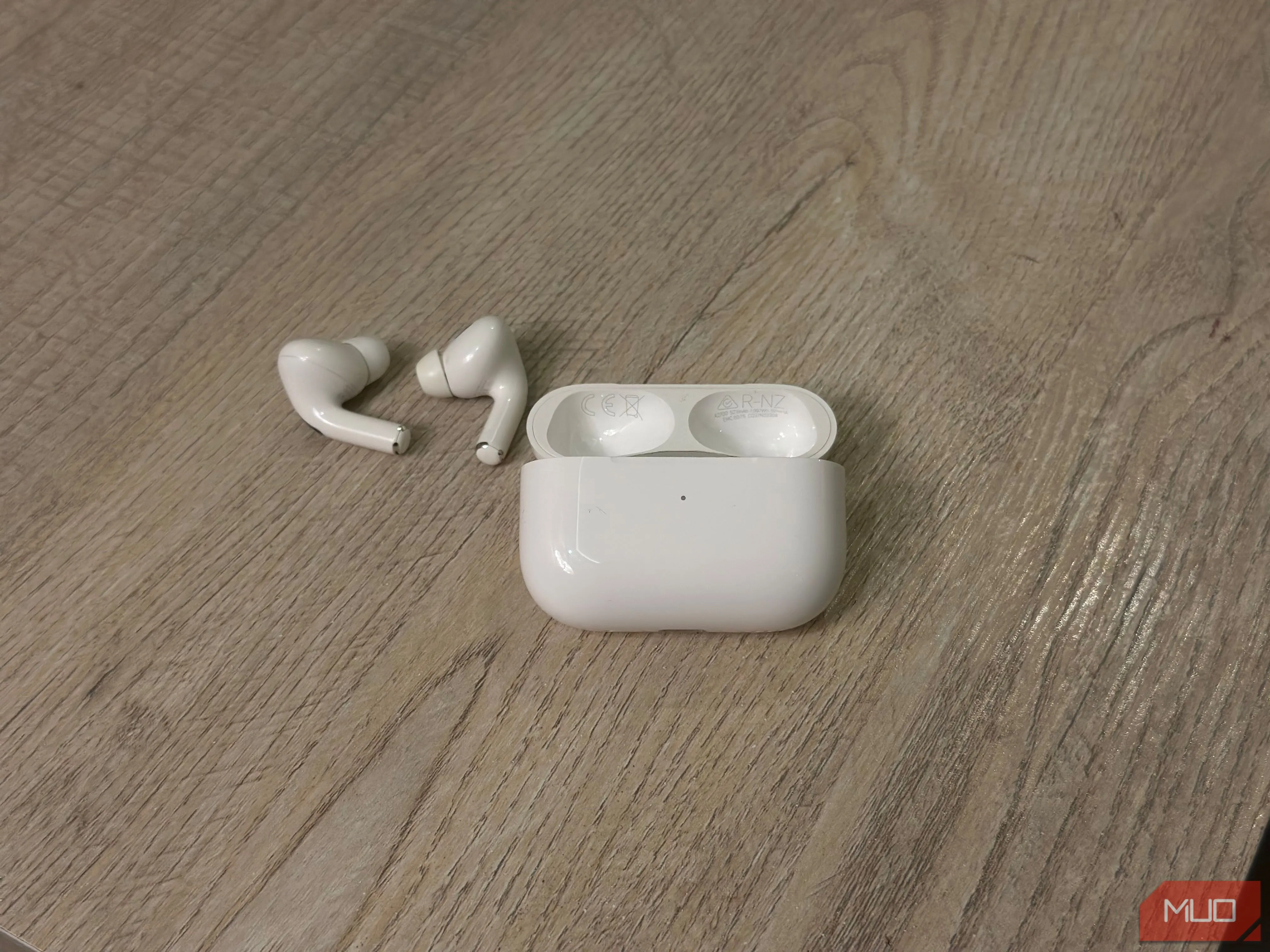 Hộp sạc AirPods và tai nghe đặt trên bàn