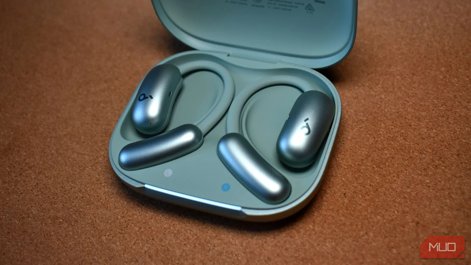 hộp sạc và tai nghe Soundcore AeroFit 2.