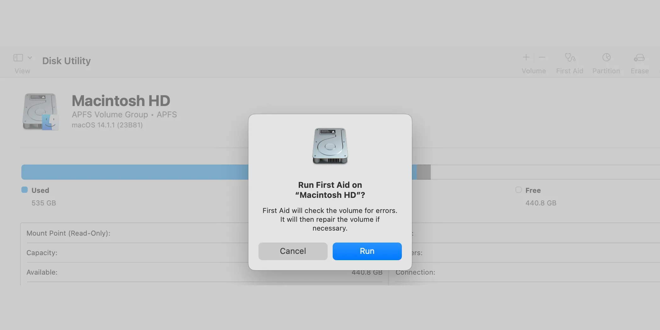 Hộp thoại khởi chạy tính năng First Aid trong ứng dụng Disk Utility trên macOS