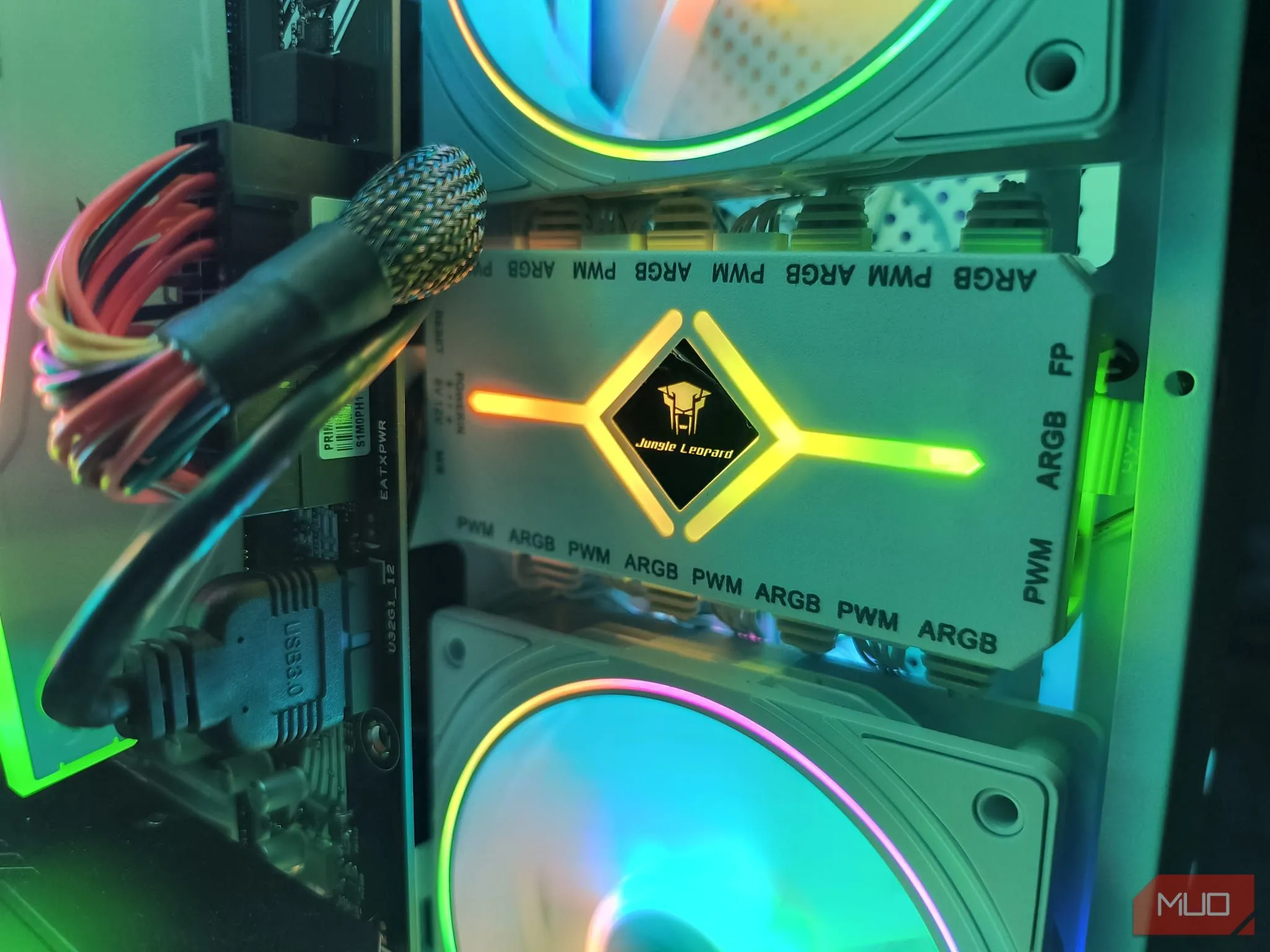 Hub điều khiển quạt và RGB bên trong vỏ case PC gọn gàng