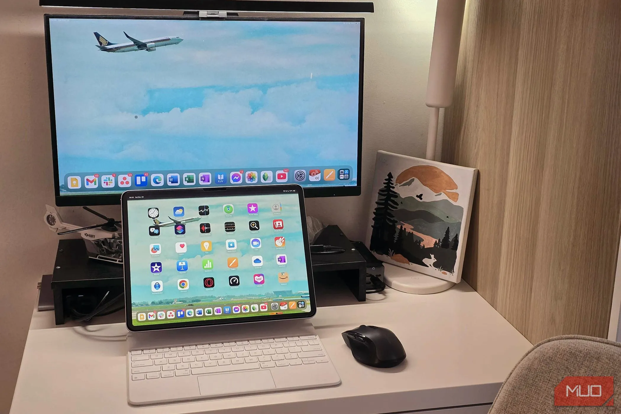 iPad Air được kết nối với màn hình ngoài, bàn phím và chuột thông qua một USB-C hub, minh họa khả năng mở rộng kết nối và tăng cường năng suất làm việc