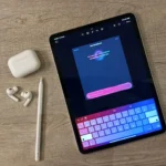 iPad hiển thị Genmoji cùng AirPods và Apple Pencil, minh họa phụ kiện Apple được ưu đãi
