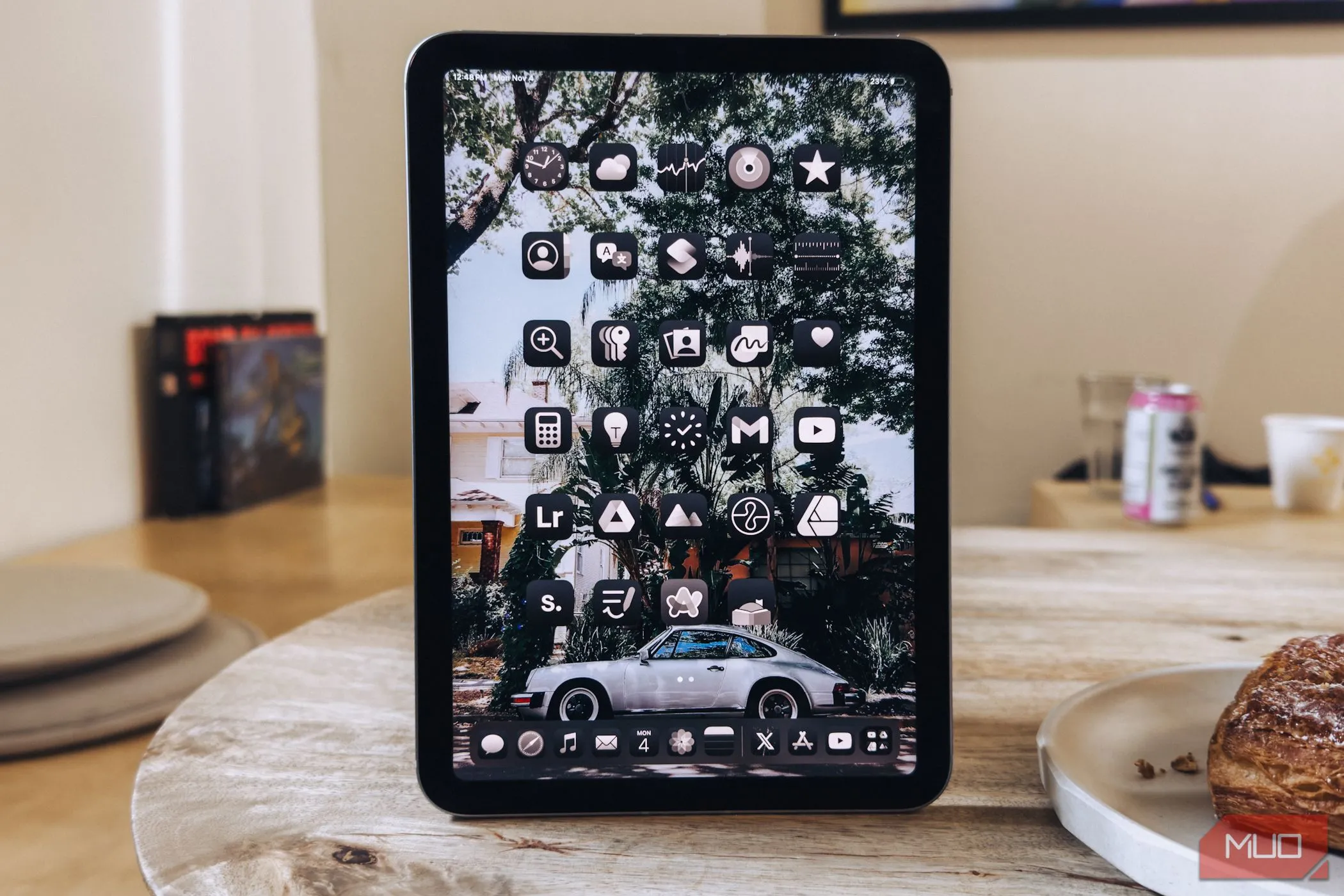iPad mini (A17 Pro) đặt trên bàn cà phê theo chiều dọc, thể hiện kích thước nhỏ gọn của màn hình Liquid Retina