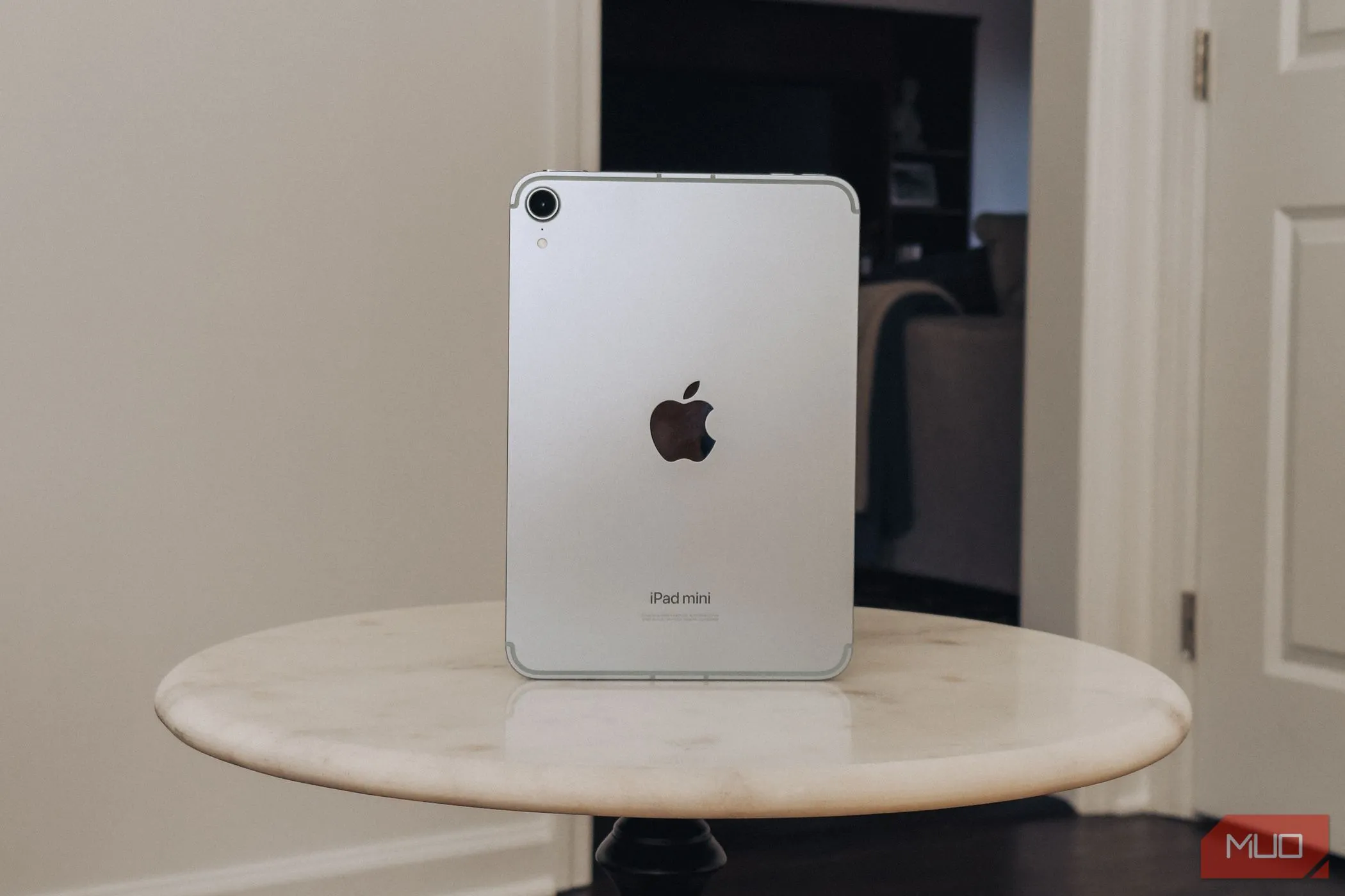 iPad mini A17 Pro trên mặt bàn đá cẩm thạch