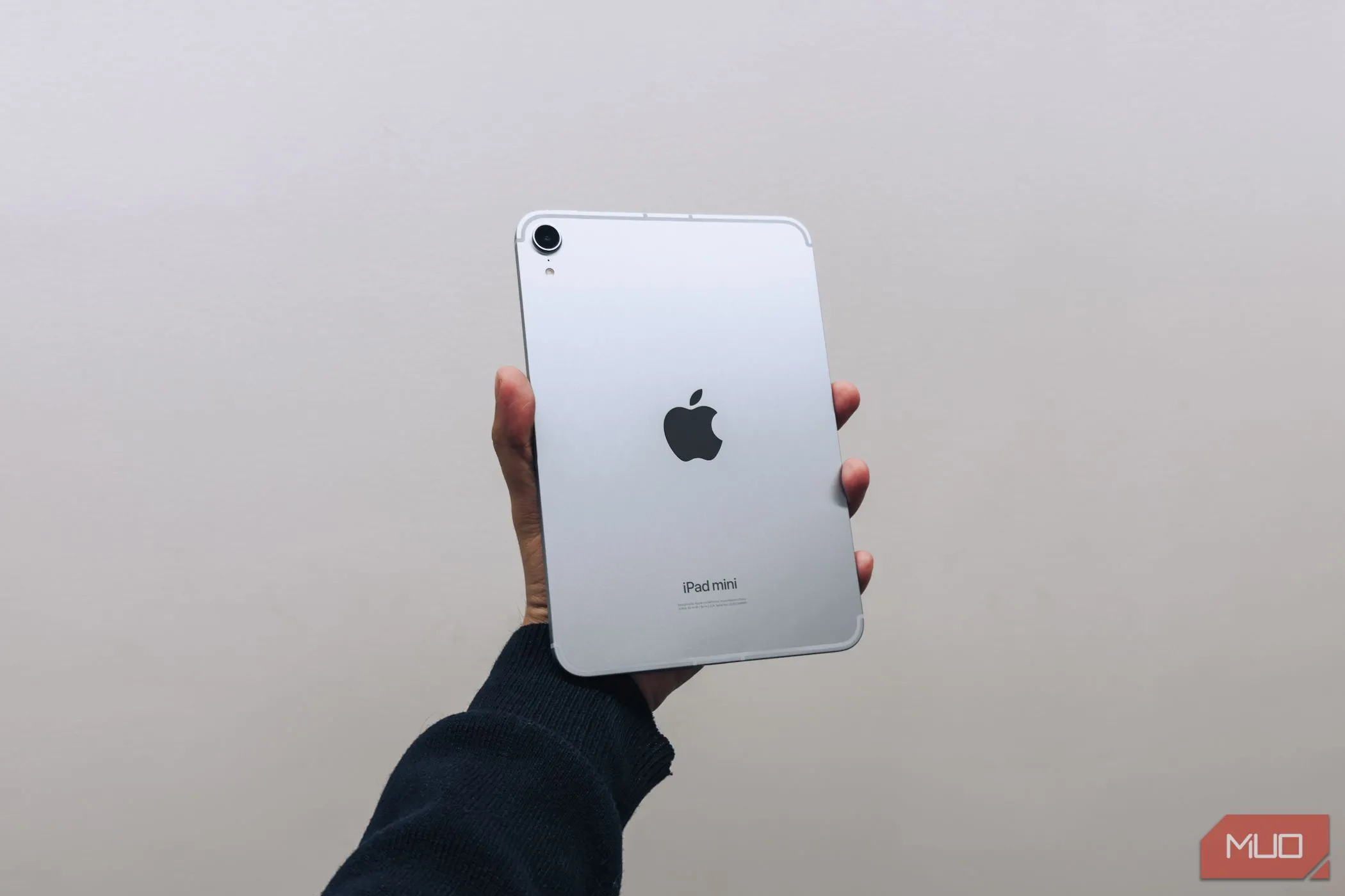 iPad mini (A17 Pro) trong tay, nền trắng, thể hiện sự nhỏ gọn và tiện lợi khi cầm nắm