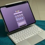 iPad Pro đang chạy Google Chrome gắn với Bàn phím Magic Keyboard của Apple