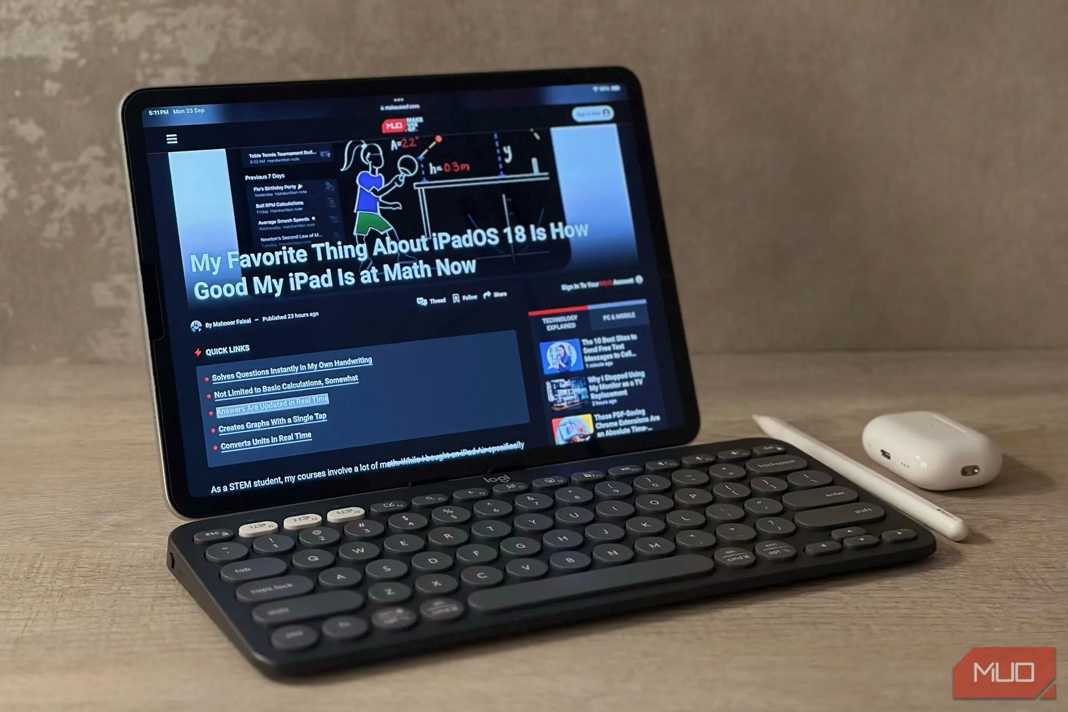 iPad và các phụ kiện công nghệ gồm Apple Pencil, Bàn phím Logitech Pebble Keys và AirPods trên bàn làm việc