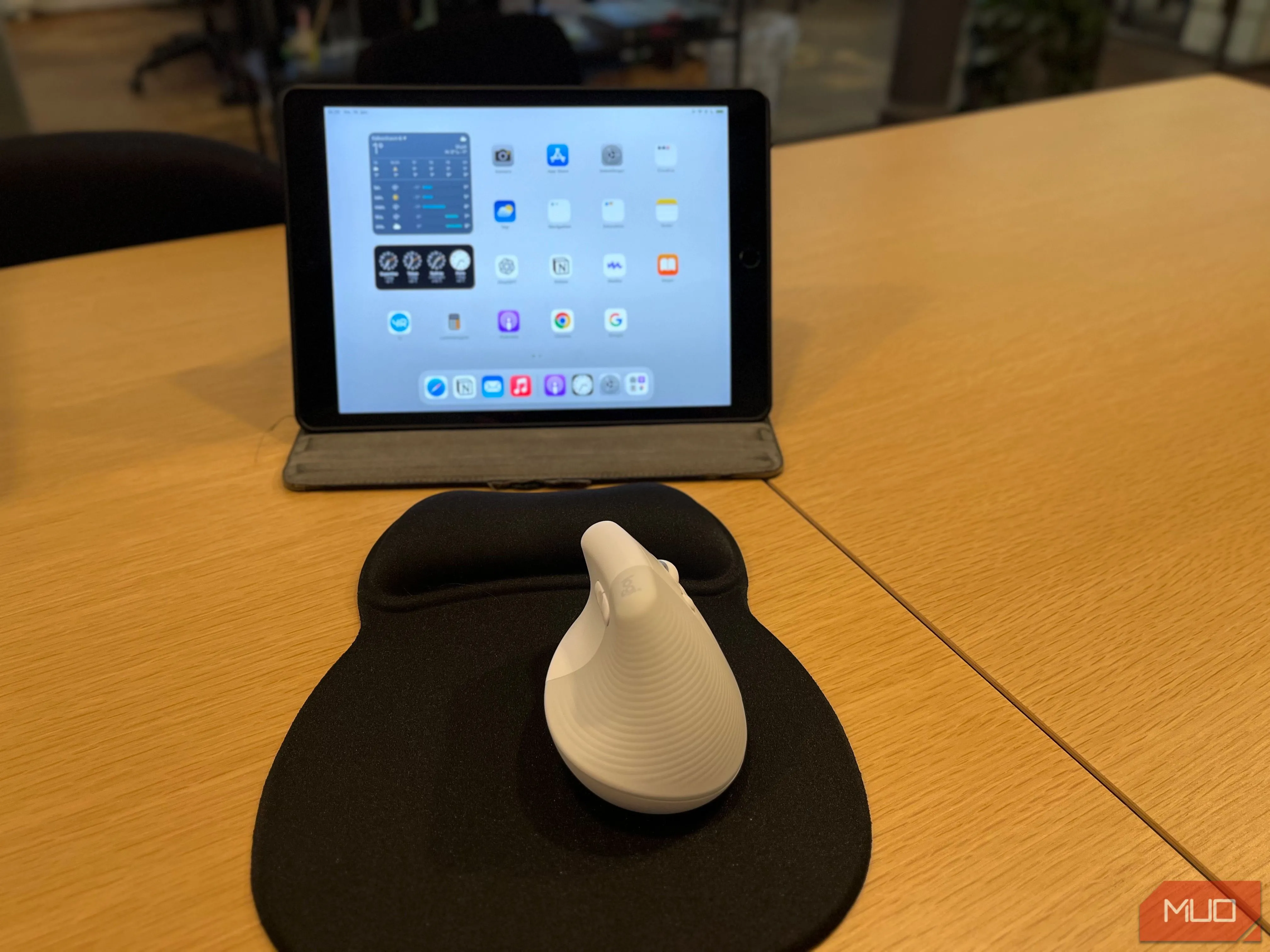 iPad và chuột không dây kết nối Bluetooth, minh họa khả năng làm việc đa thiết bị linh hoạt