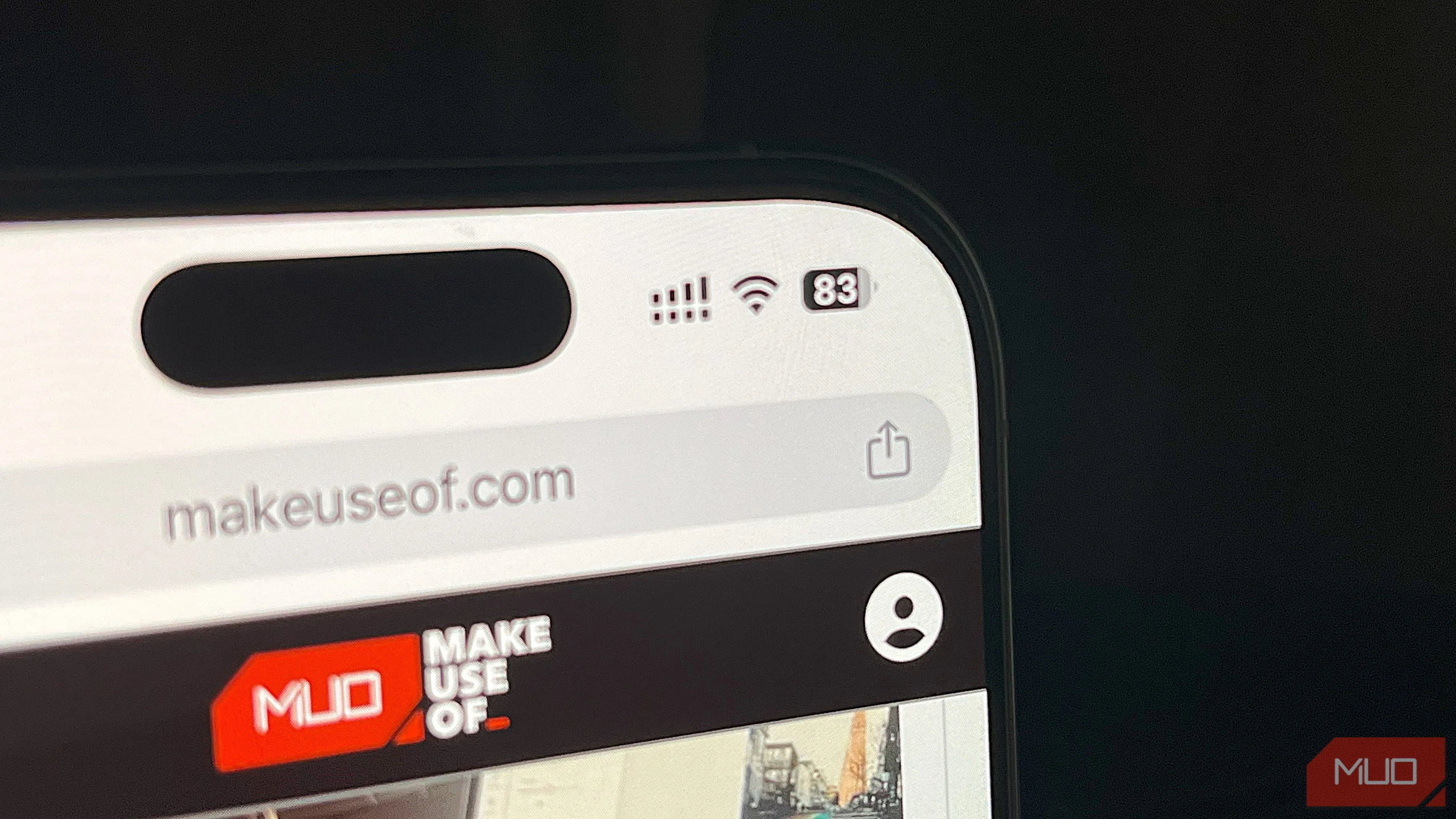 iPhone 16 Pro đang chạy Chrome hiển thị phần trăm pin và cài đặt Chế độ nguồn thích ứng trong iOS 26