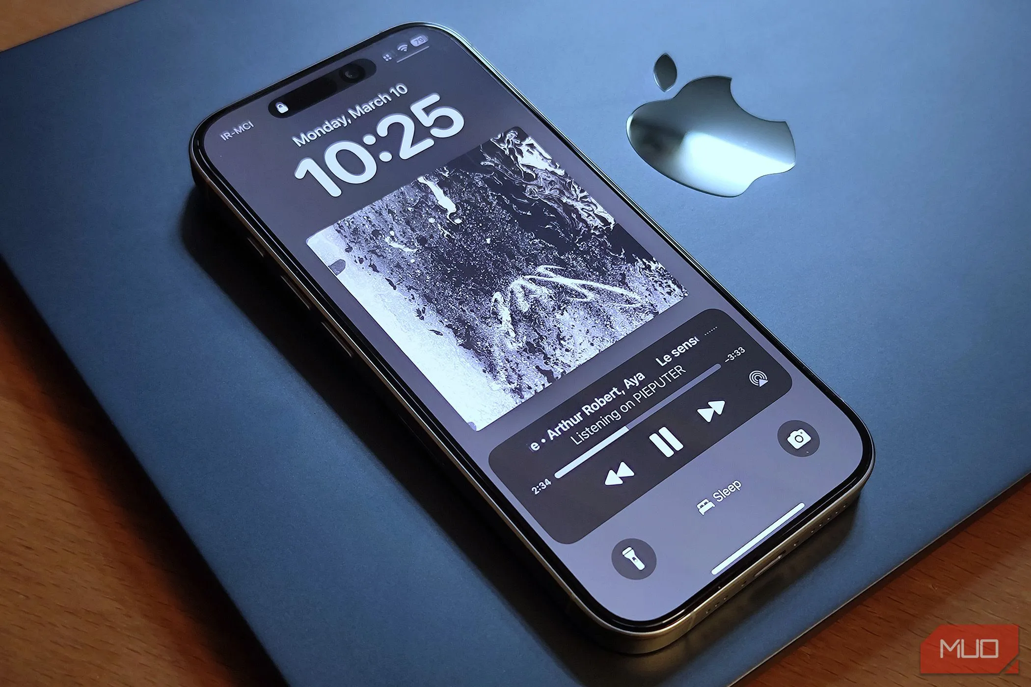 iPhone 16 Pro đặt cạnh MacBook Air, biểu tượng cho sự liền mạch và thống nhất trong trải nghiệm người dùng iOS.
