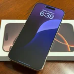 iPhone 16 Pro Max hiển thị màn hình chờ với hình nền công nghệ, tượng trưng cho trải nghiệm người dùng trên thiết bị.