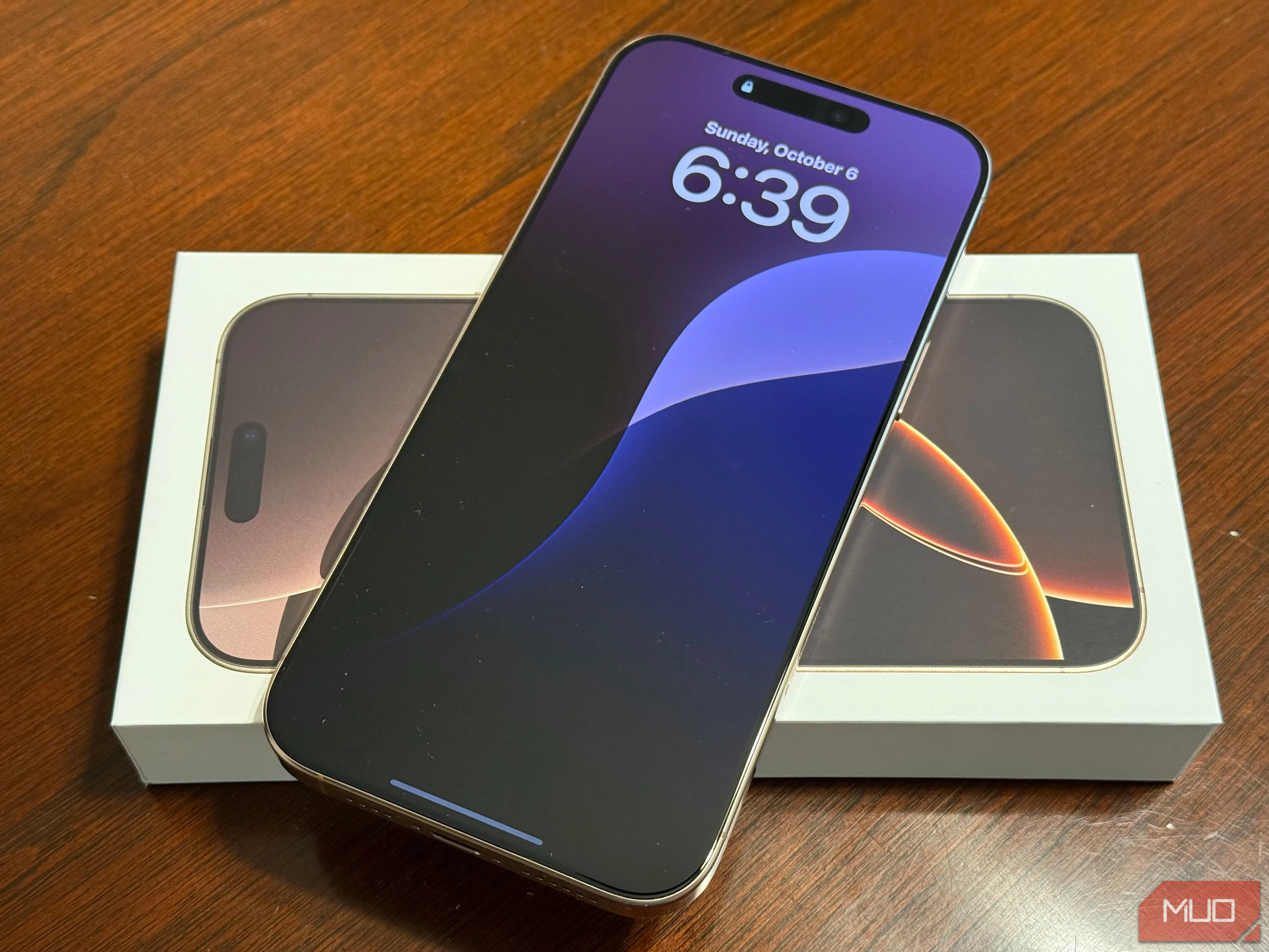iPhone 16 Pro Max hiển thị màn hình chờ với hình nền công nghệ, tượng trưng cho trải nghiệm người dùng trên thiết bị.