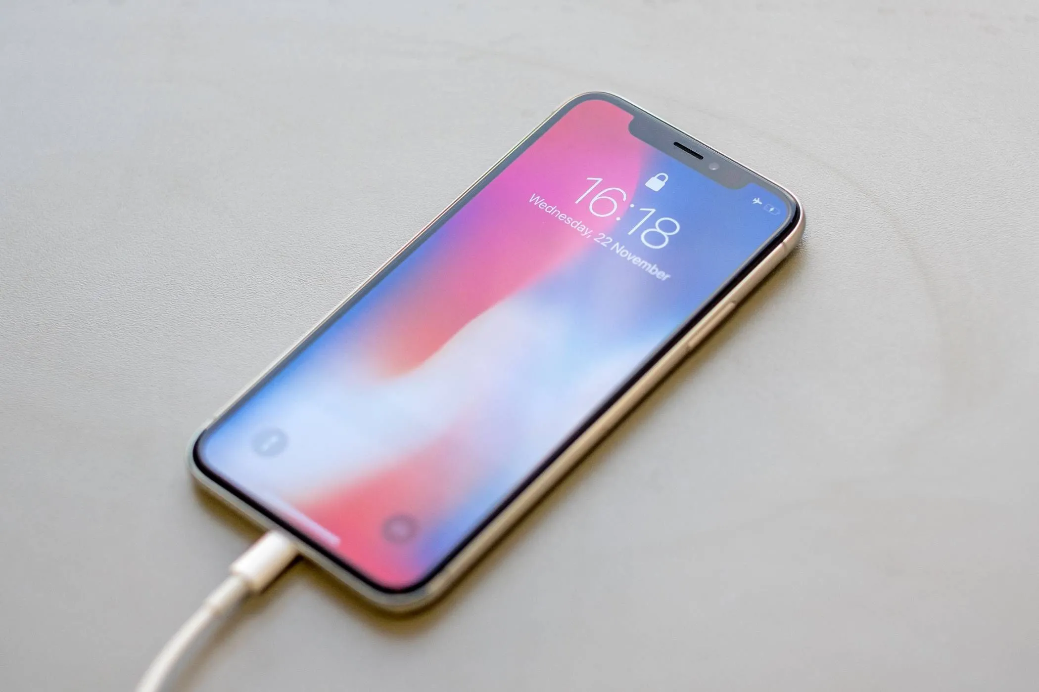 iPhone đang được kết nối với cáp sạc để truyền dữ liệu trực tiếp