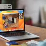 iPhone được gắn trên MacBook, sử dụng tính năng Continuity Camera biến iPhone cũ thành webcam chất lượng cao cho máy tính.