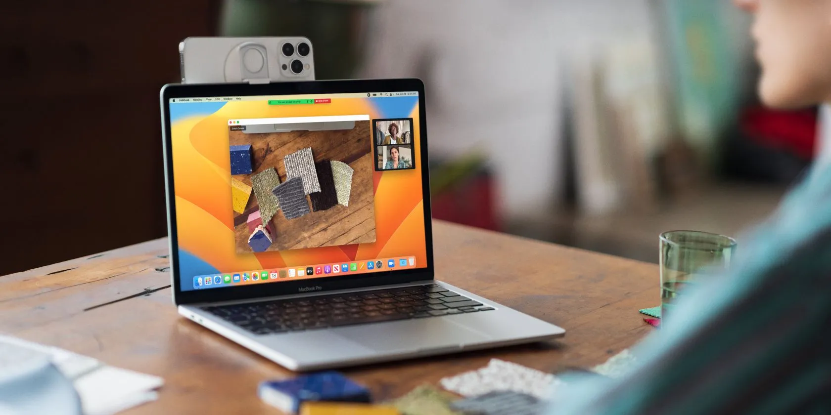 iPhone được gắn trên MacBook, sử dụng tính năng Continuity Camera biến iPhone cũ thành webcam chất lượng cao cho máy tính.
