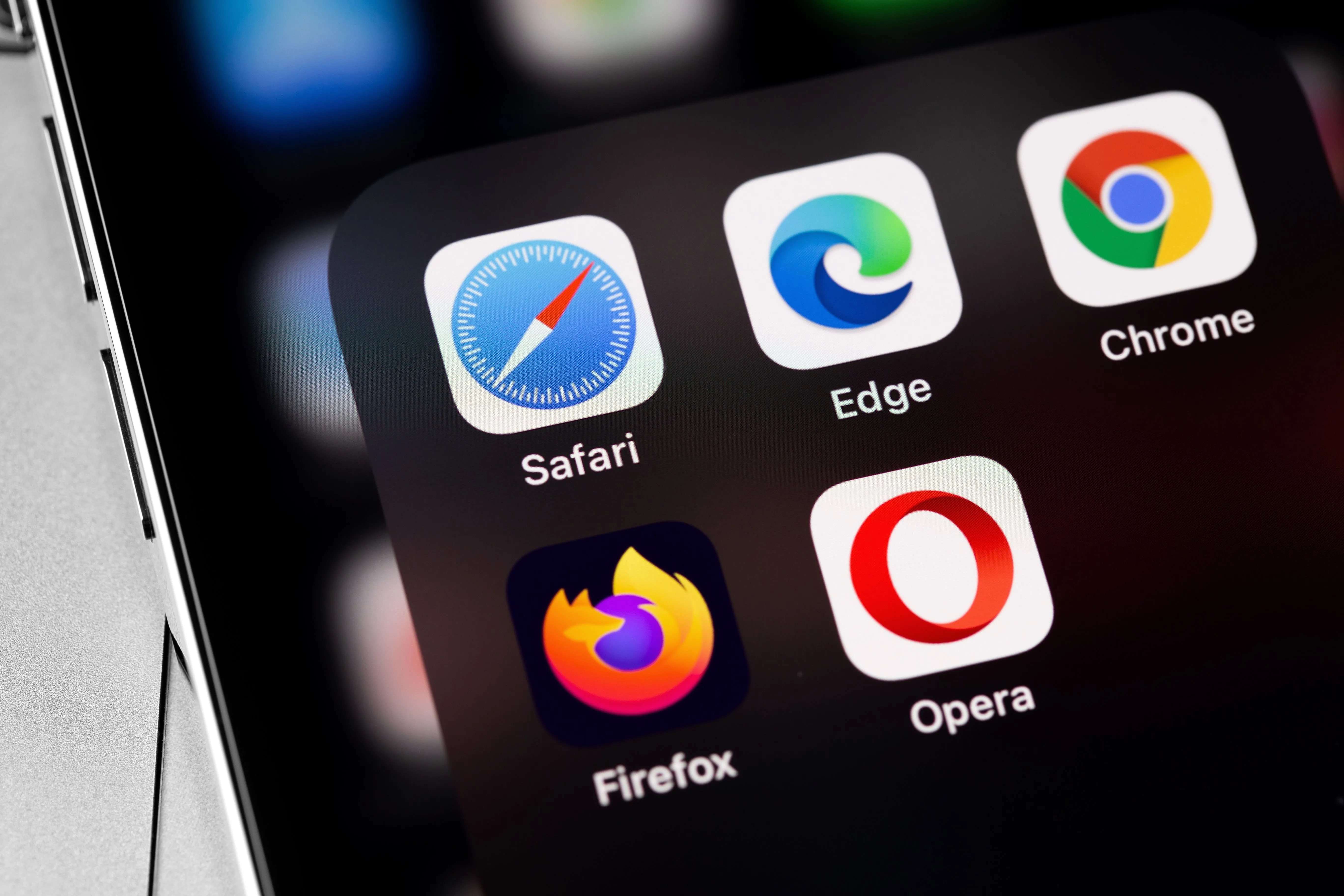 iPhone hiển thị các ứng dụng trình duyệt phổ biến như Safari, Chrome, Edge và Firefox, thể hiện sự cạnh tranh đa nền tảng.