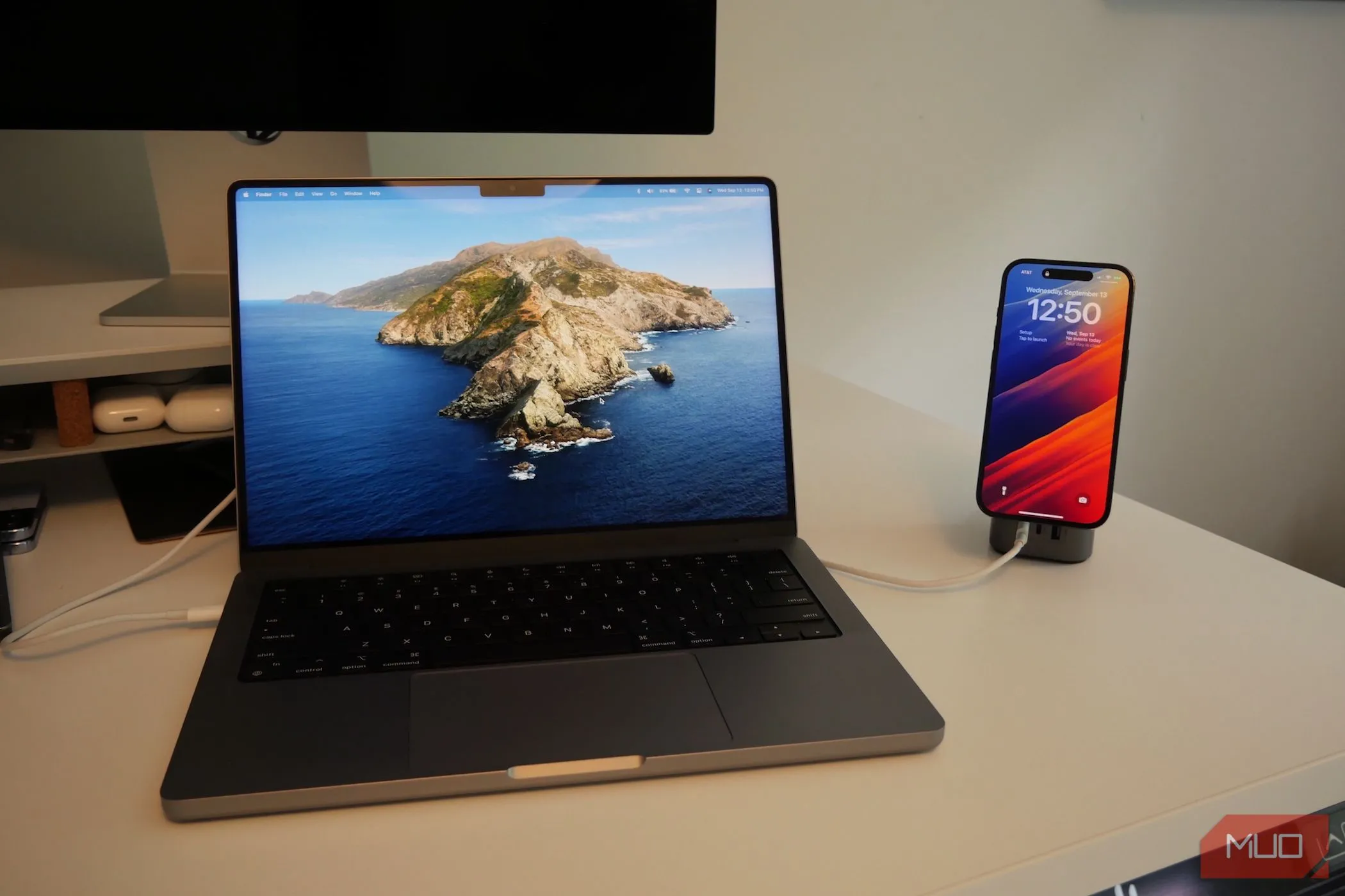 iPhone và MacBook Pro đặt cạnh nhau, minh họa khả năng kết nối không dây để biến iPhone thành loa ngoài cho MacBook.