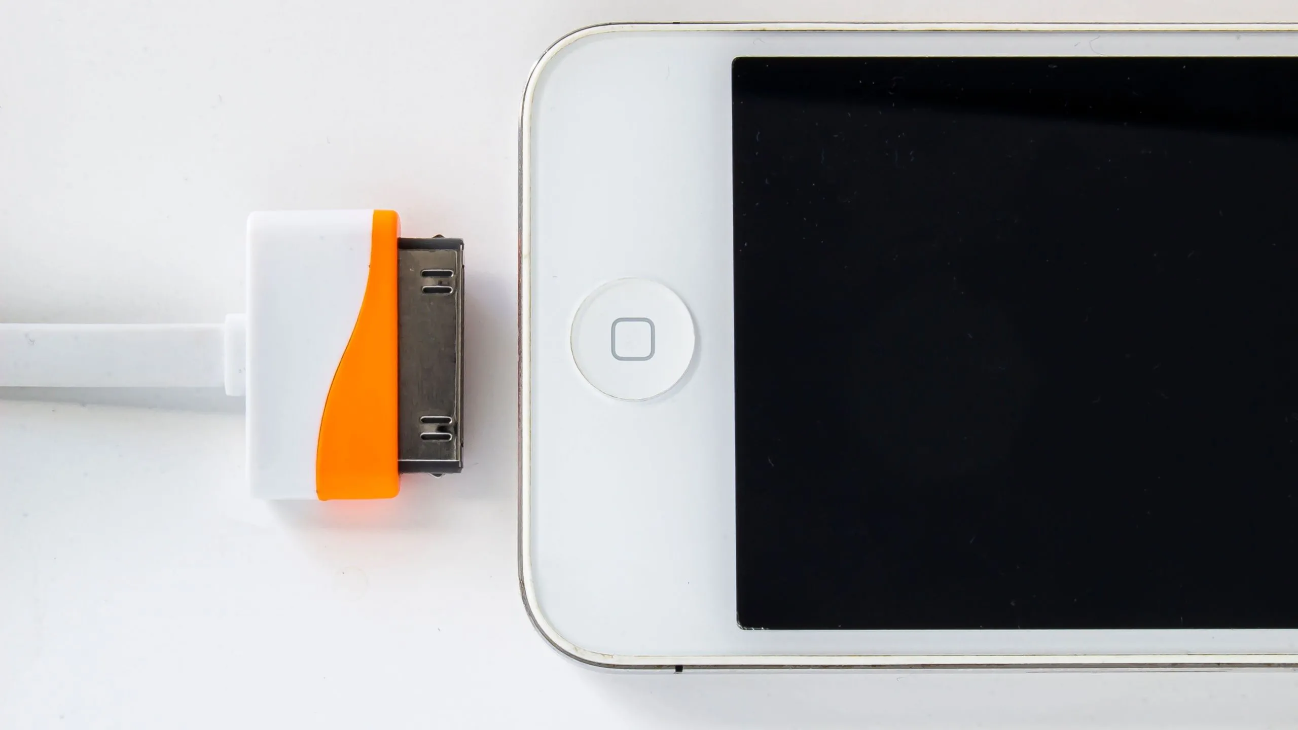 iPhone với cáp sạc 30-pin