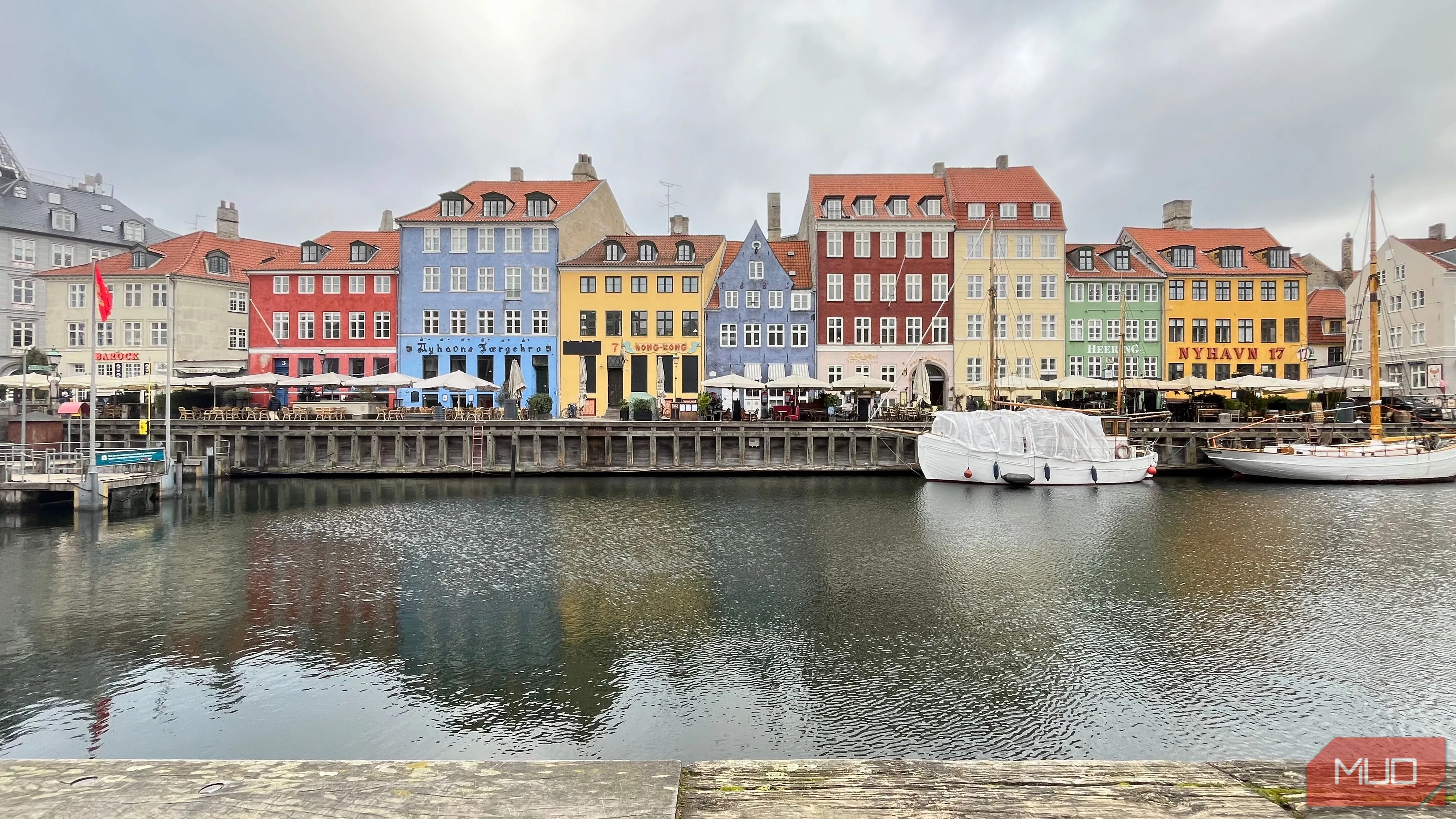 Kênh đào Nyhavn với những ngôi nhà màu sắc và bầu trời u ám trong chuyến chụp ảnh với ChatGPT
