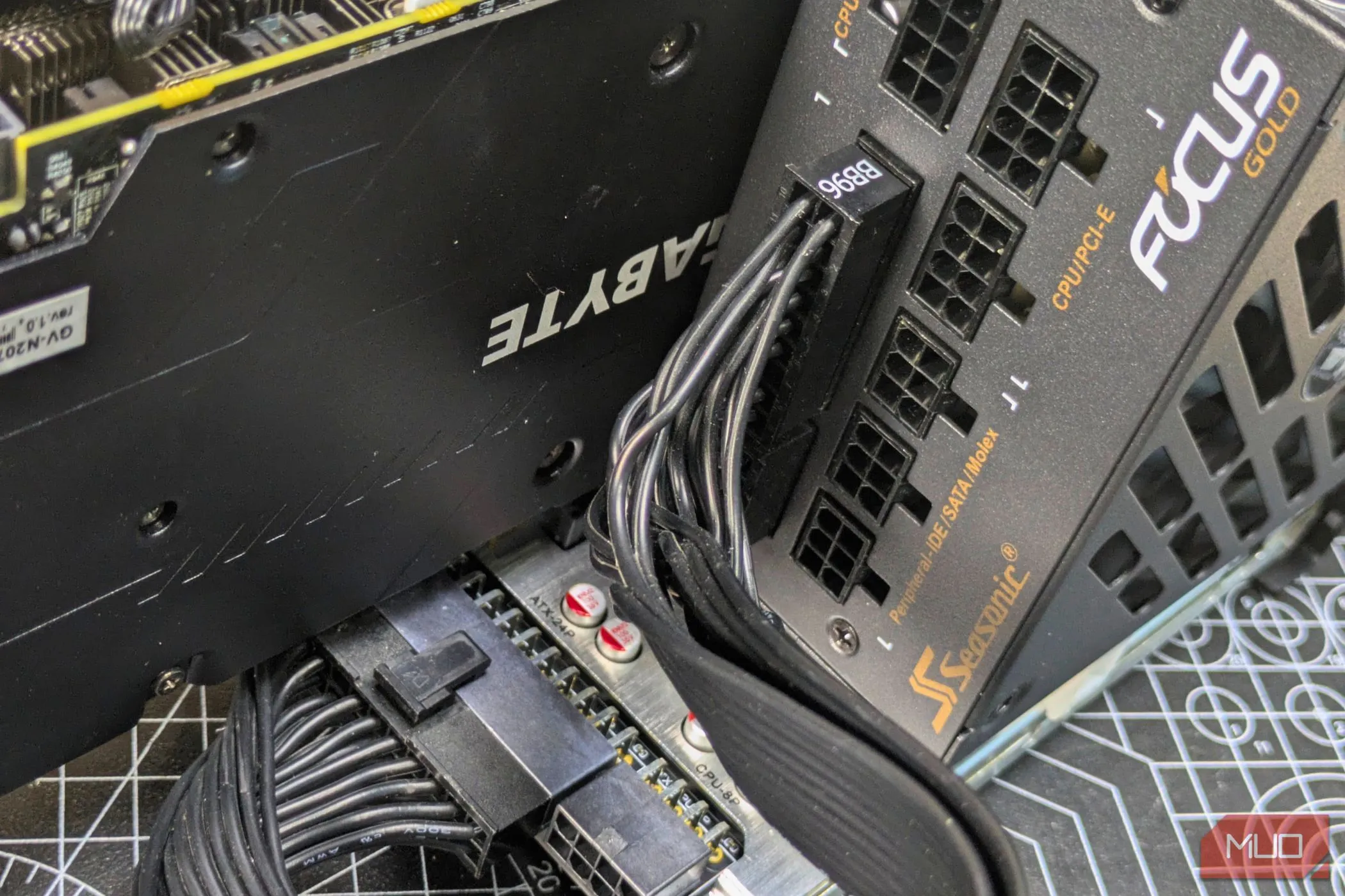 Kết nối các cáp nguồn cần thiết từ bộ nguồn (PSU) đến dock eGPU và card đồ họa (GPU)