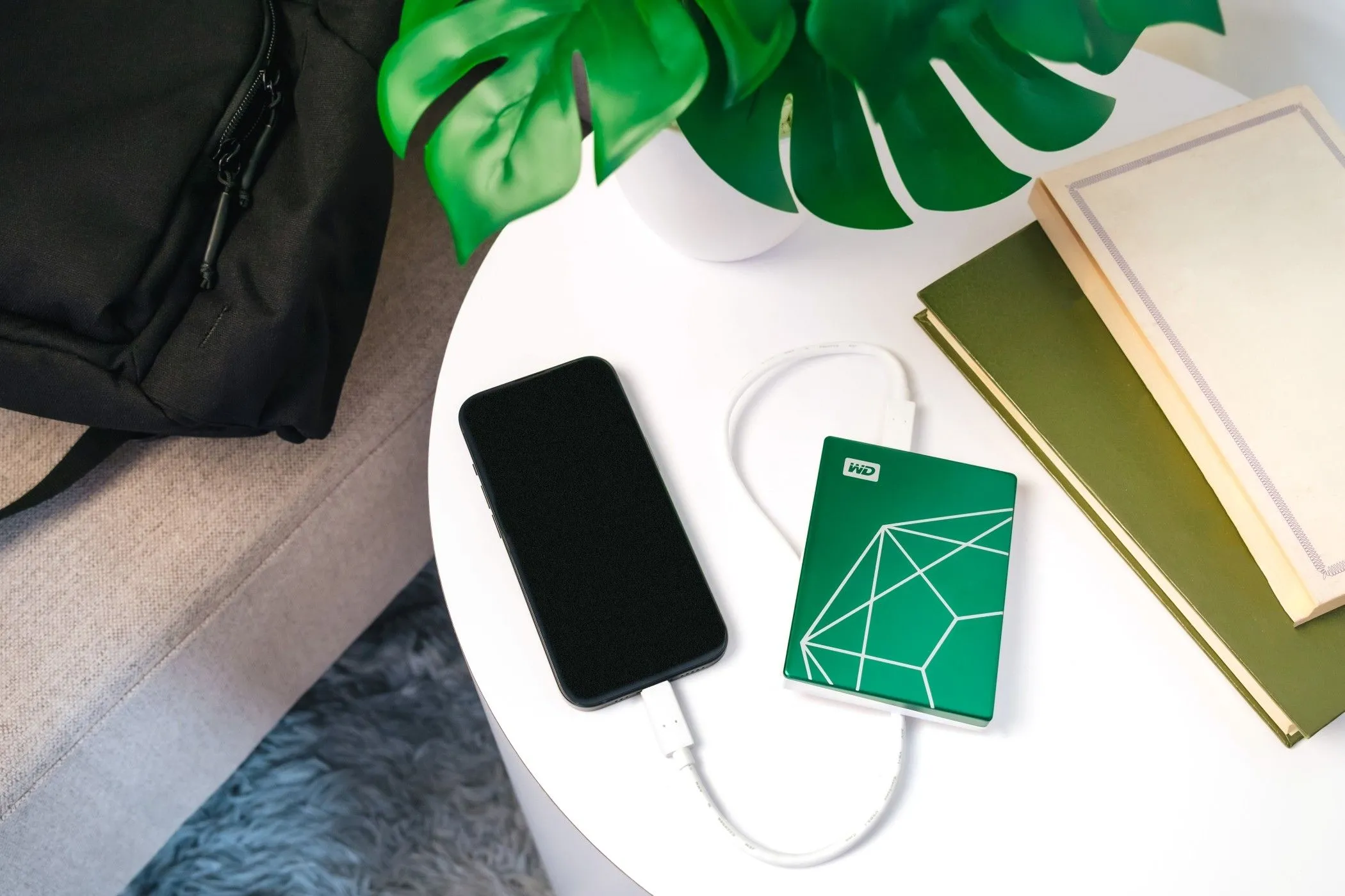 Kết nối ổ cứng di động WD My Passport Ultra 20th Anniversary Edition với điện thoại thông minh qua cổng USB-C