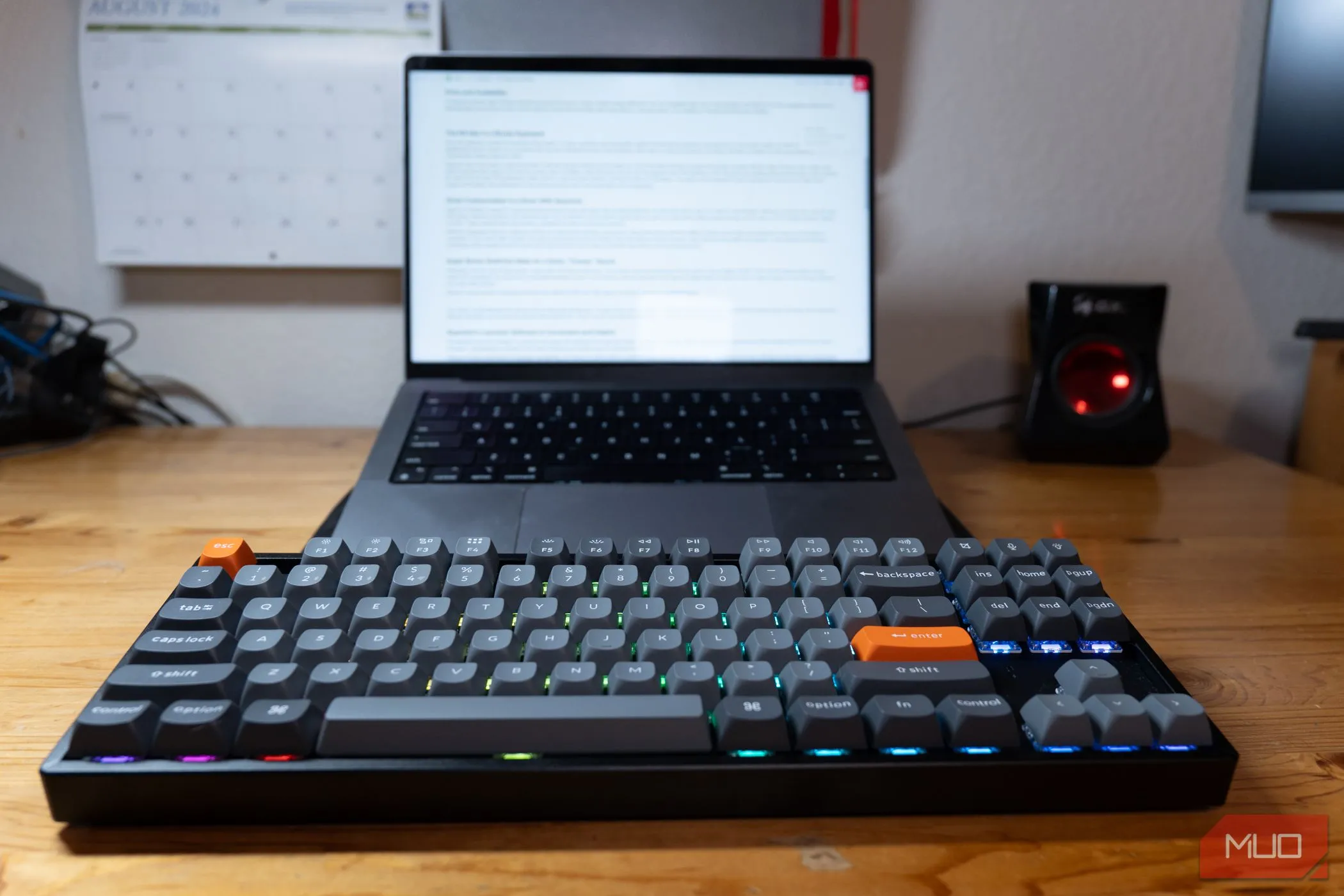 Keychron K8 Max màu đen trên bàn làm việc cạnh MacBook Pro