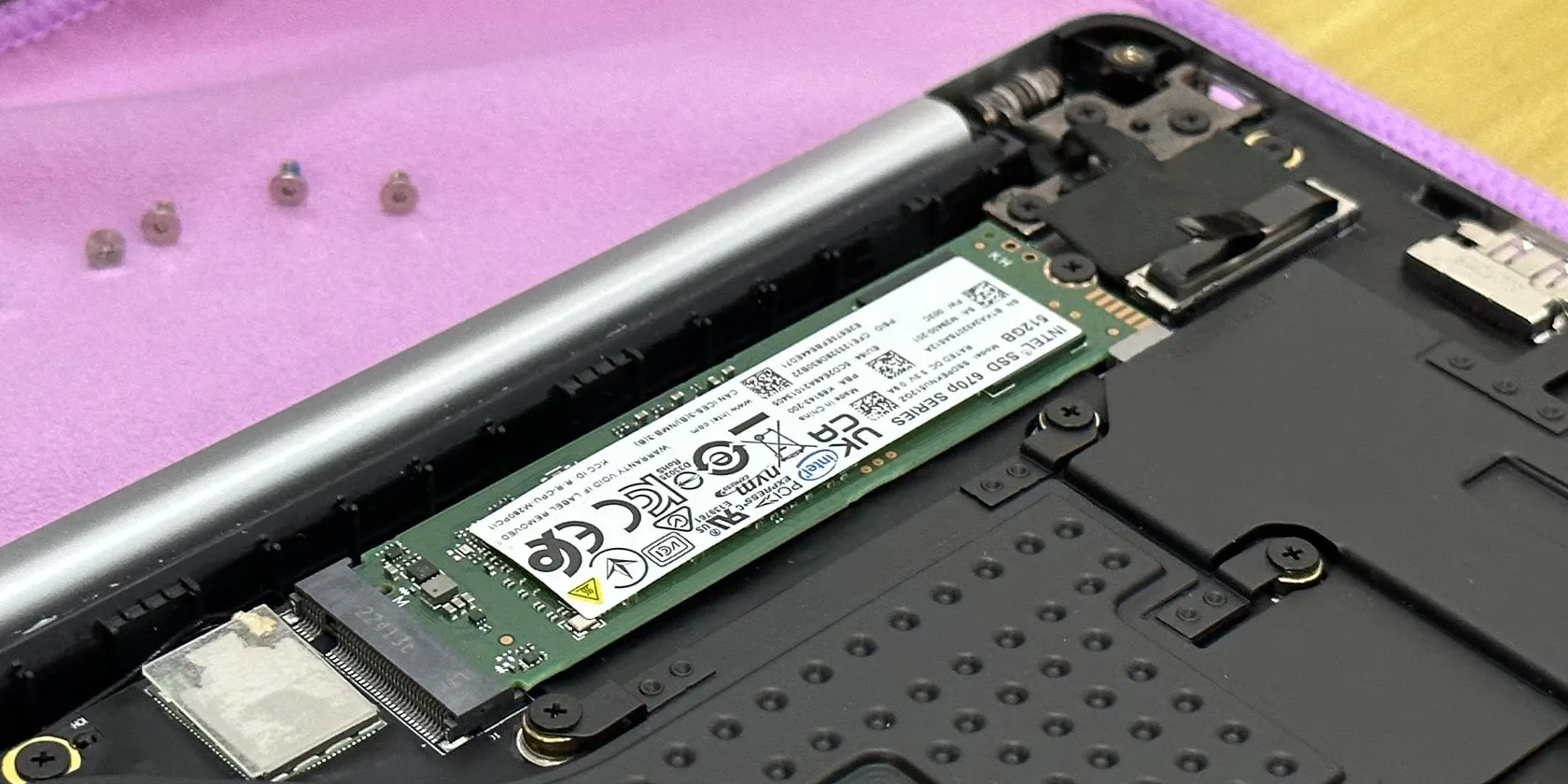 Khe cắm SSD trong laptop Tecno Megabook T1, cho thấy khả năng nâng cấp ổ cứng NVMe dễ dàng trên máy tính xách tay.